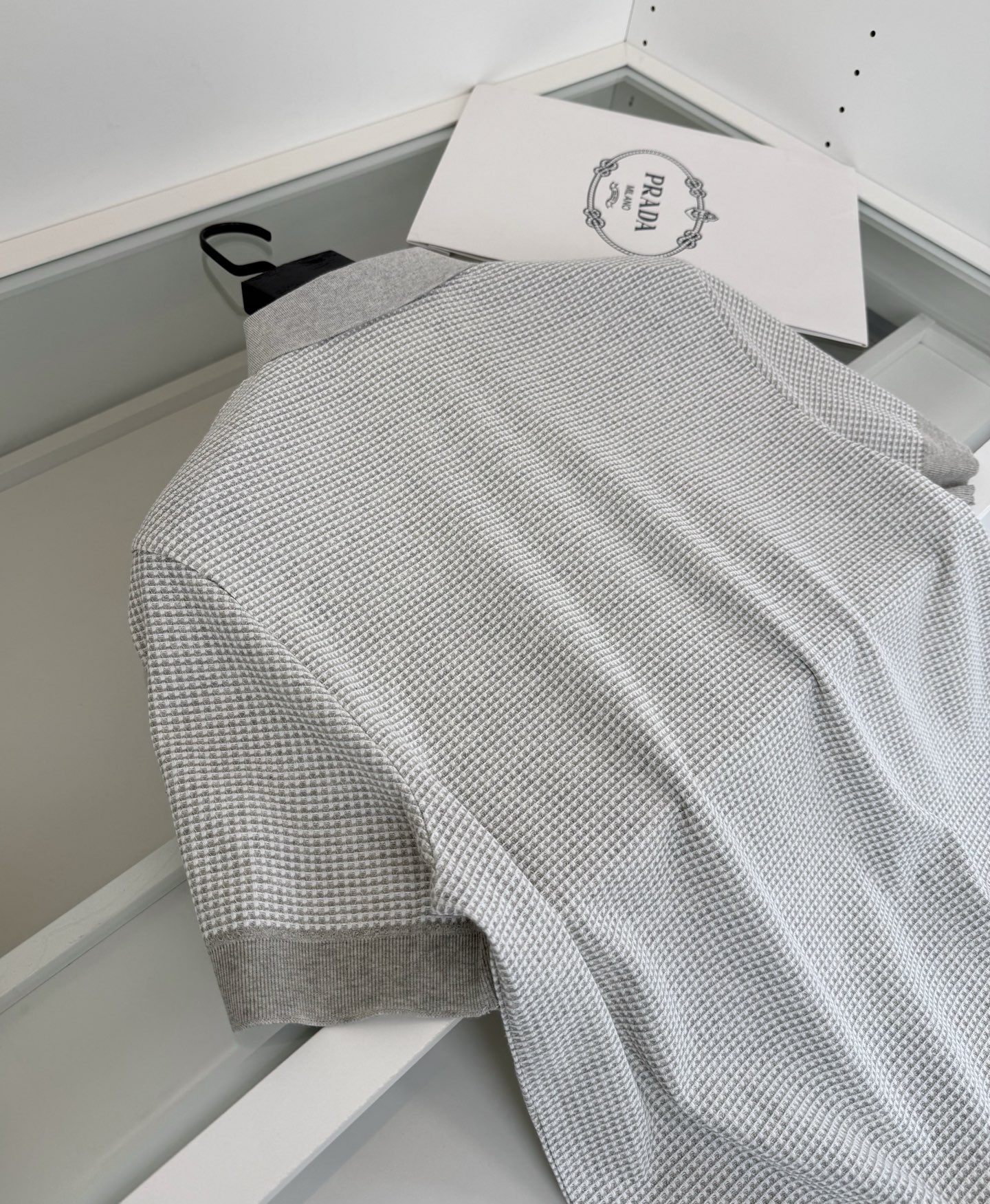 Pr*da普*达 2026春夏 （针织起脚料） 竖纹提花起脚 经典翻领针织短袖POLO衫，以针织工艺来呈