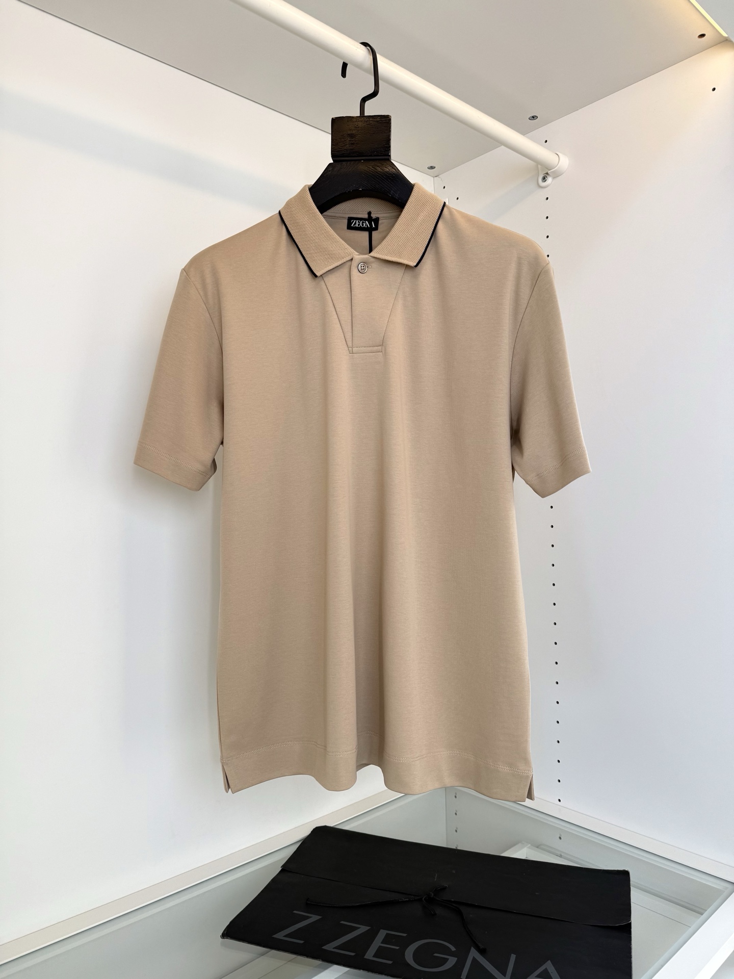 NO:743253,The highest version on the market, the girl inspects the goods, trims the three marks on the threads, and delivers the goods. You can post pictures and take videos. If you want quality and service, add me on WeChat. We will not accept urgent orders. ZE*NA Jie*ya 2026 Spring and Summer Yuppie Gentleman One-button business casual classic lapel short-sleeved T-shirt Simple luxury style One-button V-shaped lapel design Contrast color edge embellishment on the collar The neckline technology adopts flat machine technology Stiff and not easy to soft couch Classic style every year  The upper body is very elegant, making it easier to match in business and casual situations. The Italian-style tailoring fits the upper body, and the lower body of the clothes is slightly loose, making the wearing feeling more crisp and stylish while being more tolerant to the body shape. Look at the fabric. It is made of mercerized long-staple cotton. The surface has a warm luster. It is skin-friendly, breathable, crisp and stylish. Full product order. Color Black Blue Card Color Green Card Color Code M-2XL  Try on 172-148, L size is suitable, men's clothing, T-shirt, tees, t-shirt,19860909市面最高版本小妹验货、修剪线头上三标、发货可发图及拍视频,要品质要服务的加我微信,不接急单. ZE*NA杰*亚 2026春夏 雅痞绅士 一粒扣商务休闲经典款翻领短袖T恤 简奢风 一粒扣V型翻领的设计 领口撞色边际点缀 领口工艺采用扁机工艺 挺括不容易软榻 年年经典款式 上身很有腔调 让商务休闲中更加易于搭配 意式得剪裁 上半身合体 衣服下半身略微宽松 让穿着感 更加挺括有型的同时 对身型有更好的包容性 看面料 丝光长绒棉材质 表面有着温润的光泽感 亲肤 透气 挺括有型 全品相订单 颜色 黑色 蓝色 卡色 绿色 卡色码数M-2XL 试穿172-148穿L码合适,男装,T-shirt,tees，t-shirt,,Women's clothing