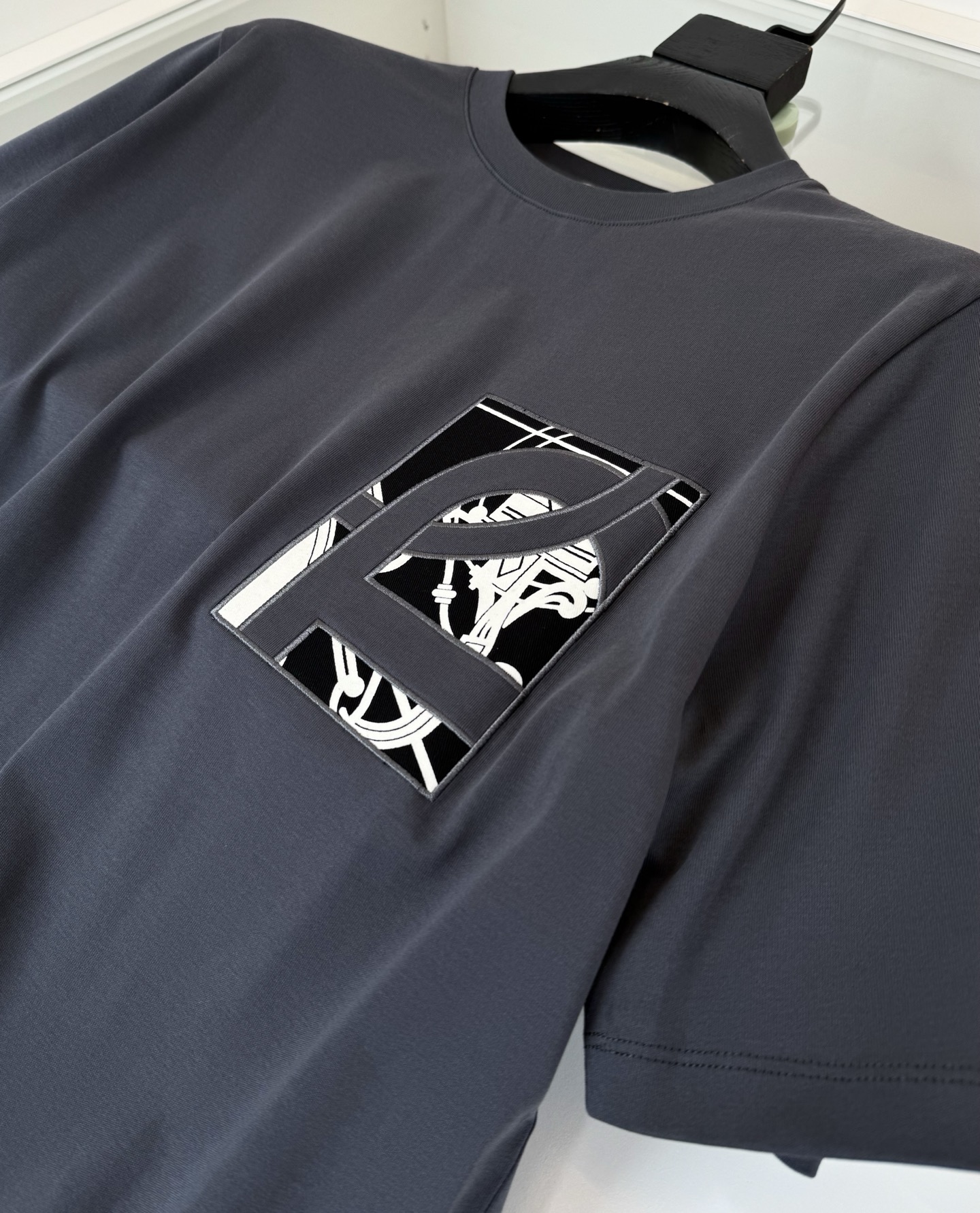 爱*仕(He*mès) 2026春夏，柜在售！ 藏书章 微阔圆领短袖T恤衫 藏书章的图形结合贴布刺绣的工