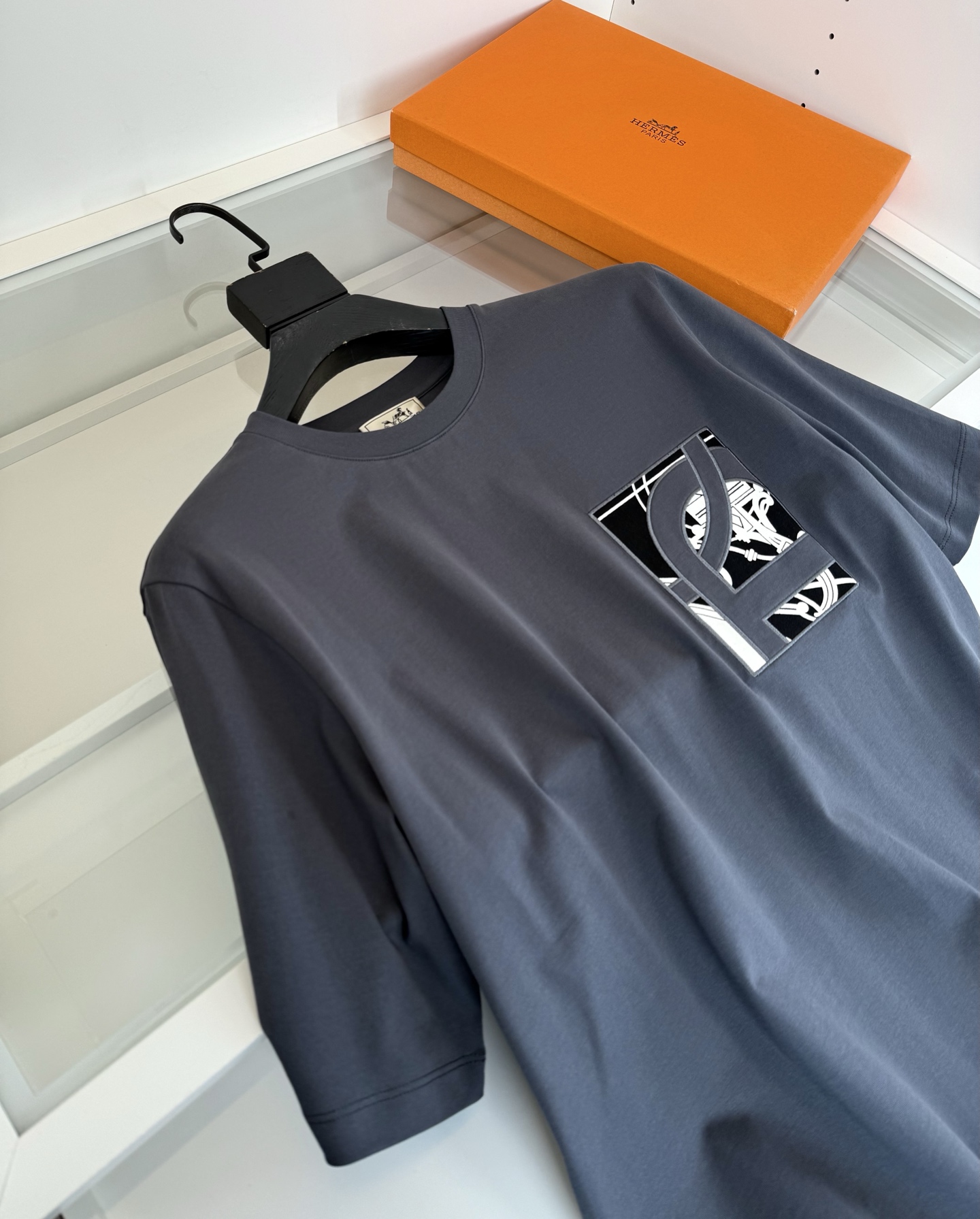 爱*仕(He*mès) 2026春夏，柜在售！ 藏书章 微阔圆领短袖T恤衫 藏书章的图形结合贴布刺绣的工