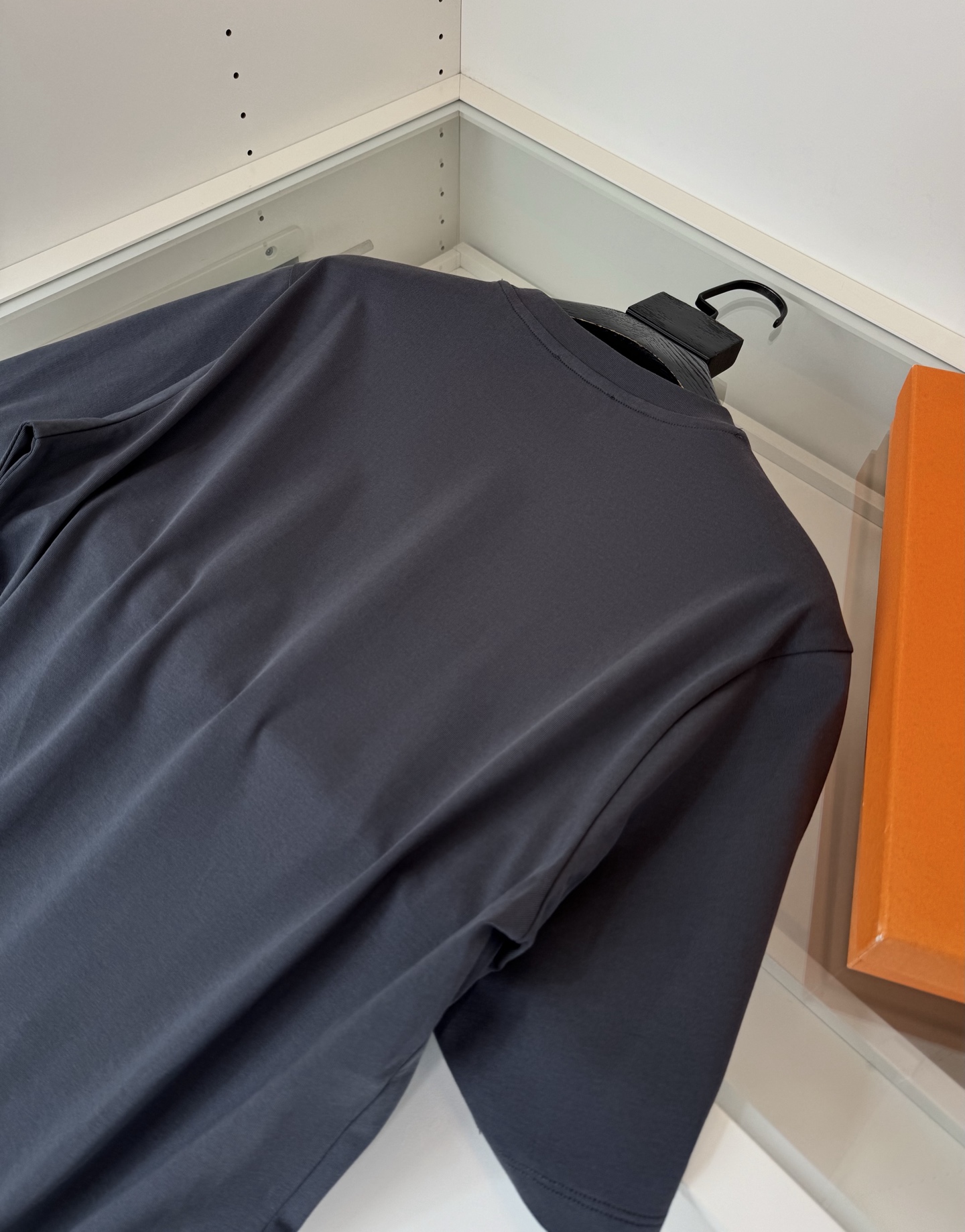 爱*仕(He*mès) 2026春夏，柜在售！ 藏书章 微阔圆领短袖T恤衫 藏书章的图形结合贴布刺绣的工