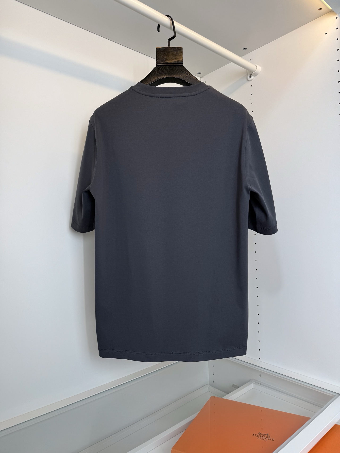 爱*仕(He*mès) 2026春夏，柜在售！ 藏书章 微阔圆领短袖T恤衫 藏书章的图形结合贴布刺绣的工