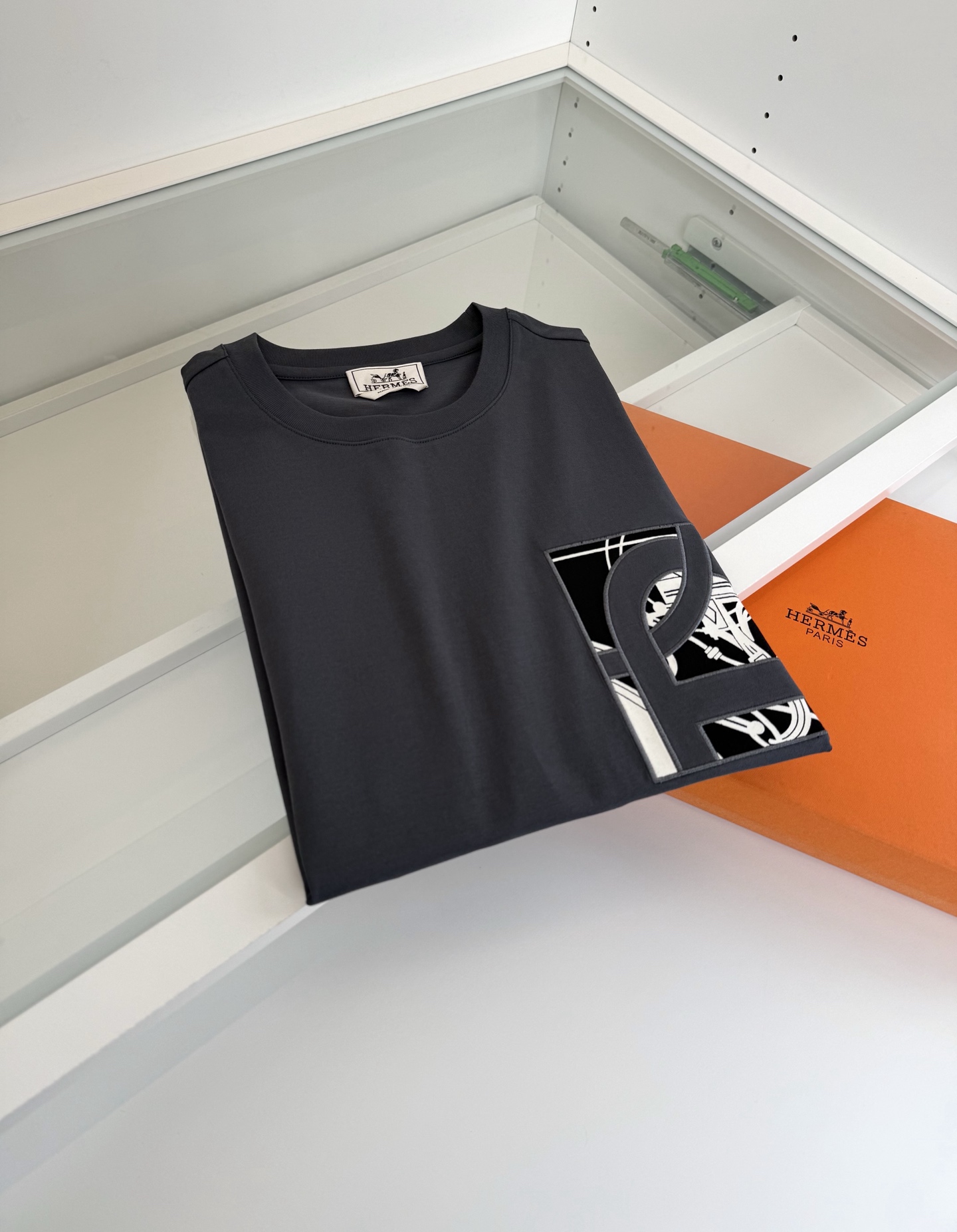 爱*仕(He*mès) 2026春夏，柜在售！ 藏书章 微阔圆领短袖T恤衫 藏书章的图形结合贴布刺绣的工