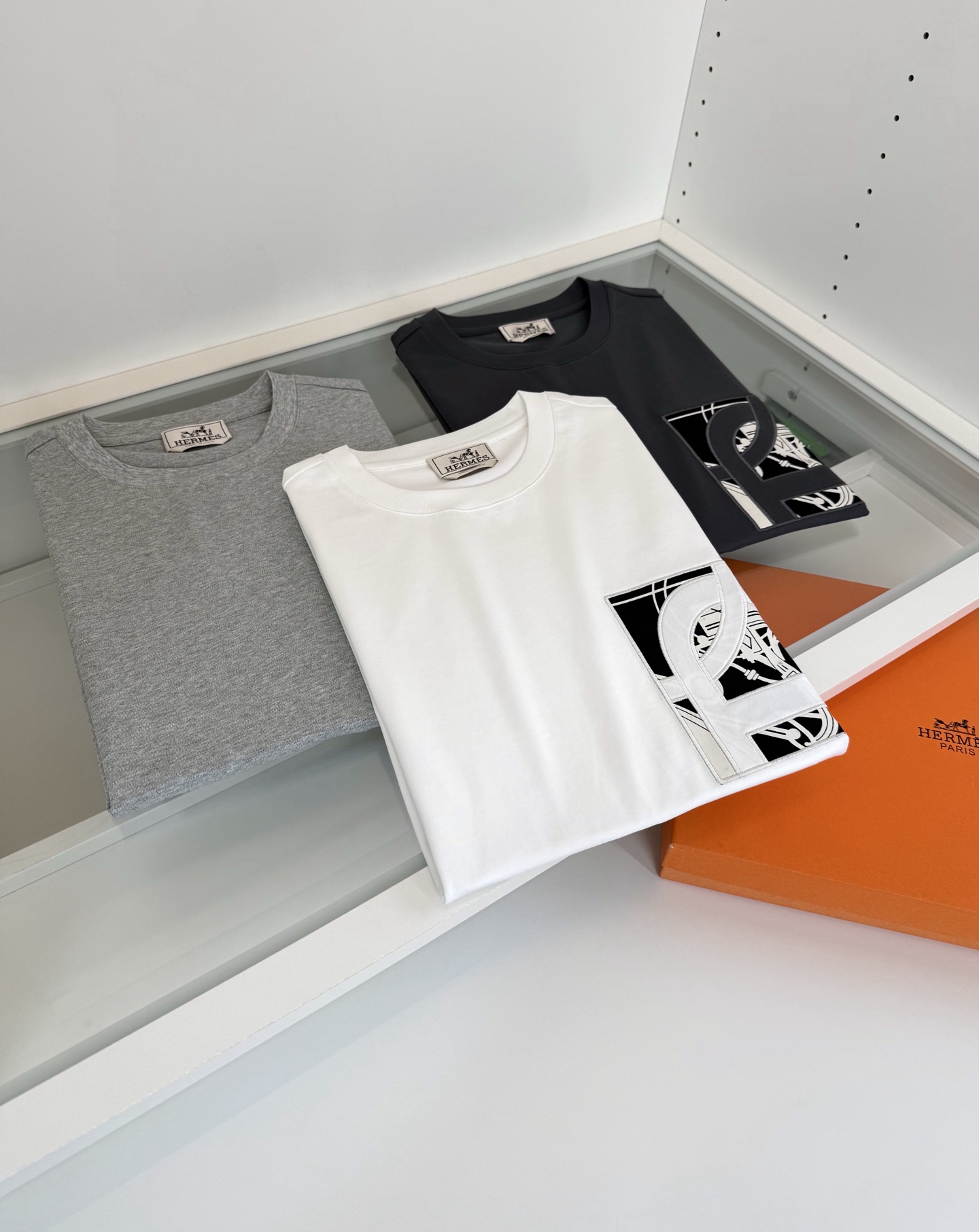 爱*仕(He*mès) 2026春夏，柜在售！ 藏书章 微阔圆领短袖T恤衫 藏书章的图形结合贴布刺绣的工