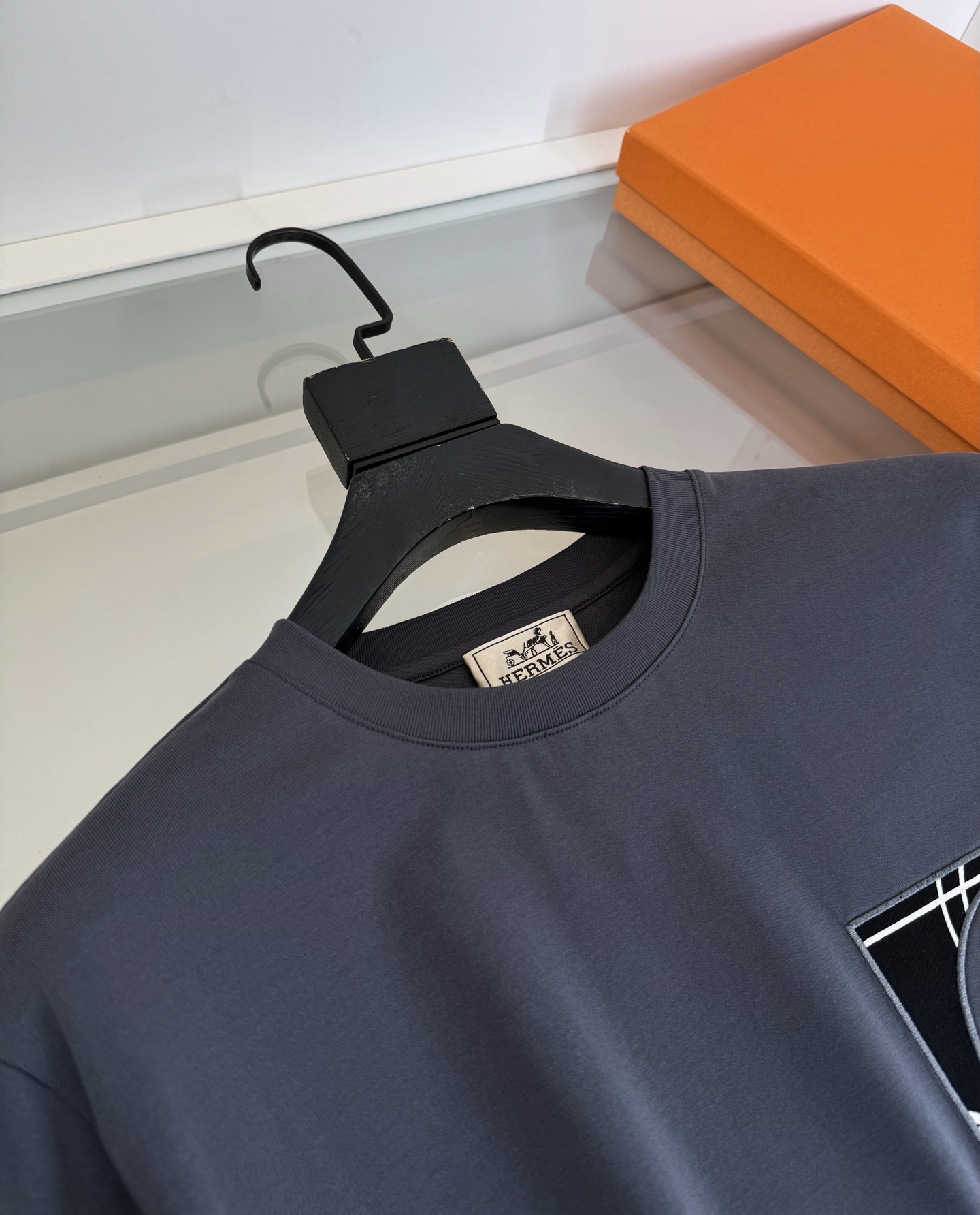 爱*仕(He*mès) 2026春夏，柜在售！ 藏书章 微阔圆领短袖T恤衫 藏书章的图形结合贴布刺绣的工