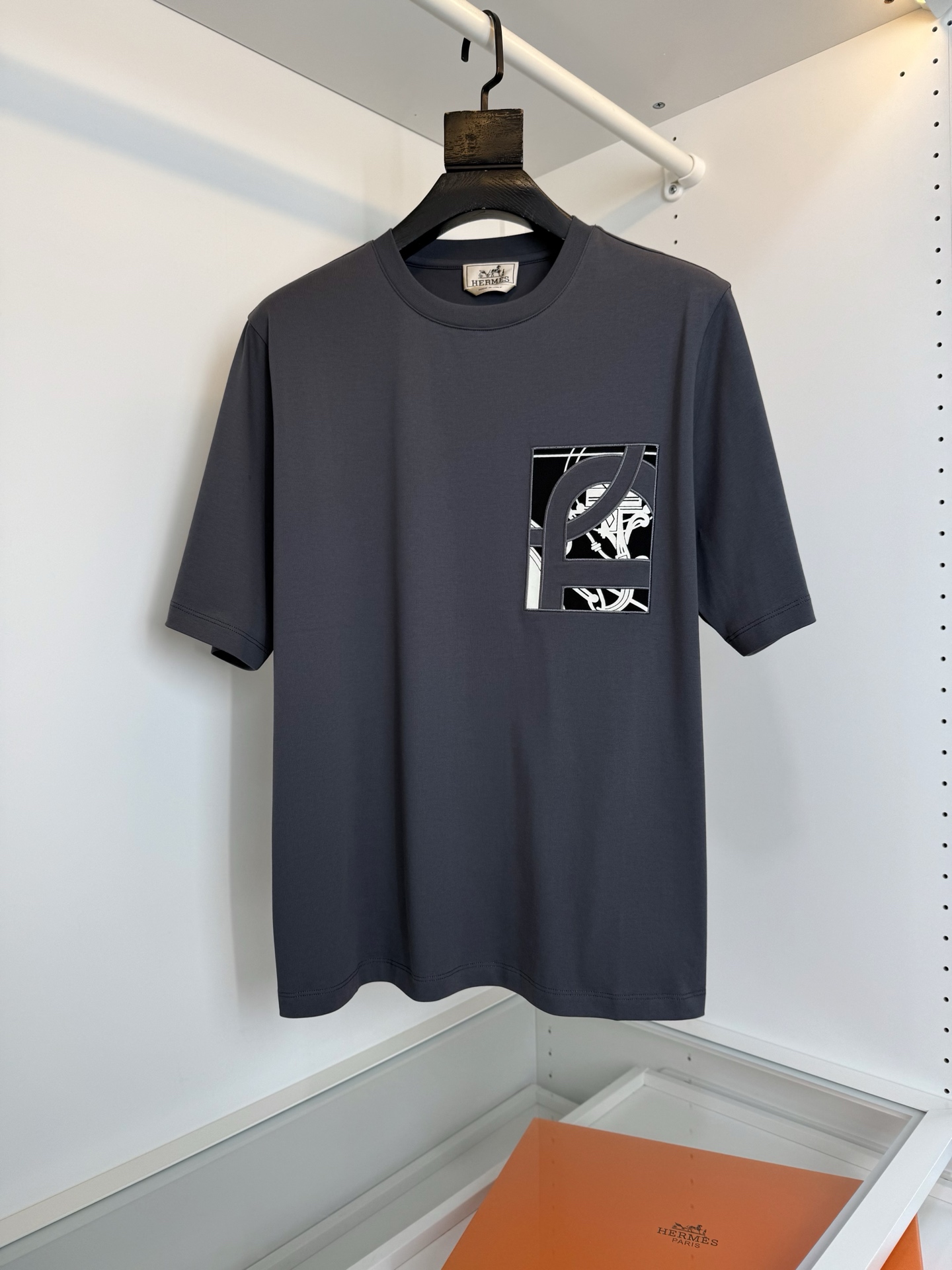 爱*仕(He*mès) 2026春夏，柜在售！ 藏书章 微阔圆领短袖T恤衫 藏书章的图形结合贴布刺绣的工