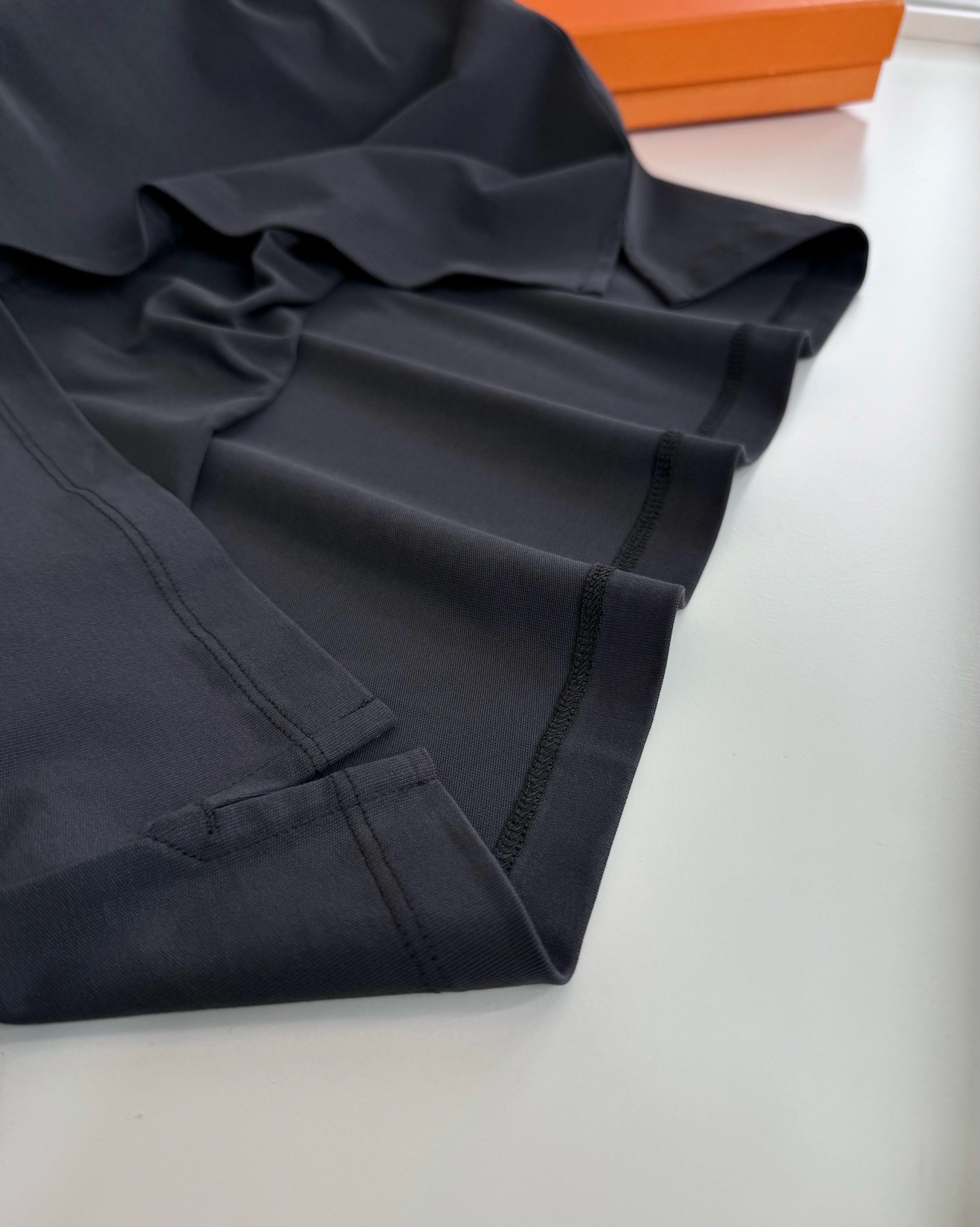 爱*仕(He*mès) 2026春夏，柜在售！ 藏书章 微阔圆领短袖T恤衫 藏书章的图形结合贴布刺绣的工