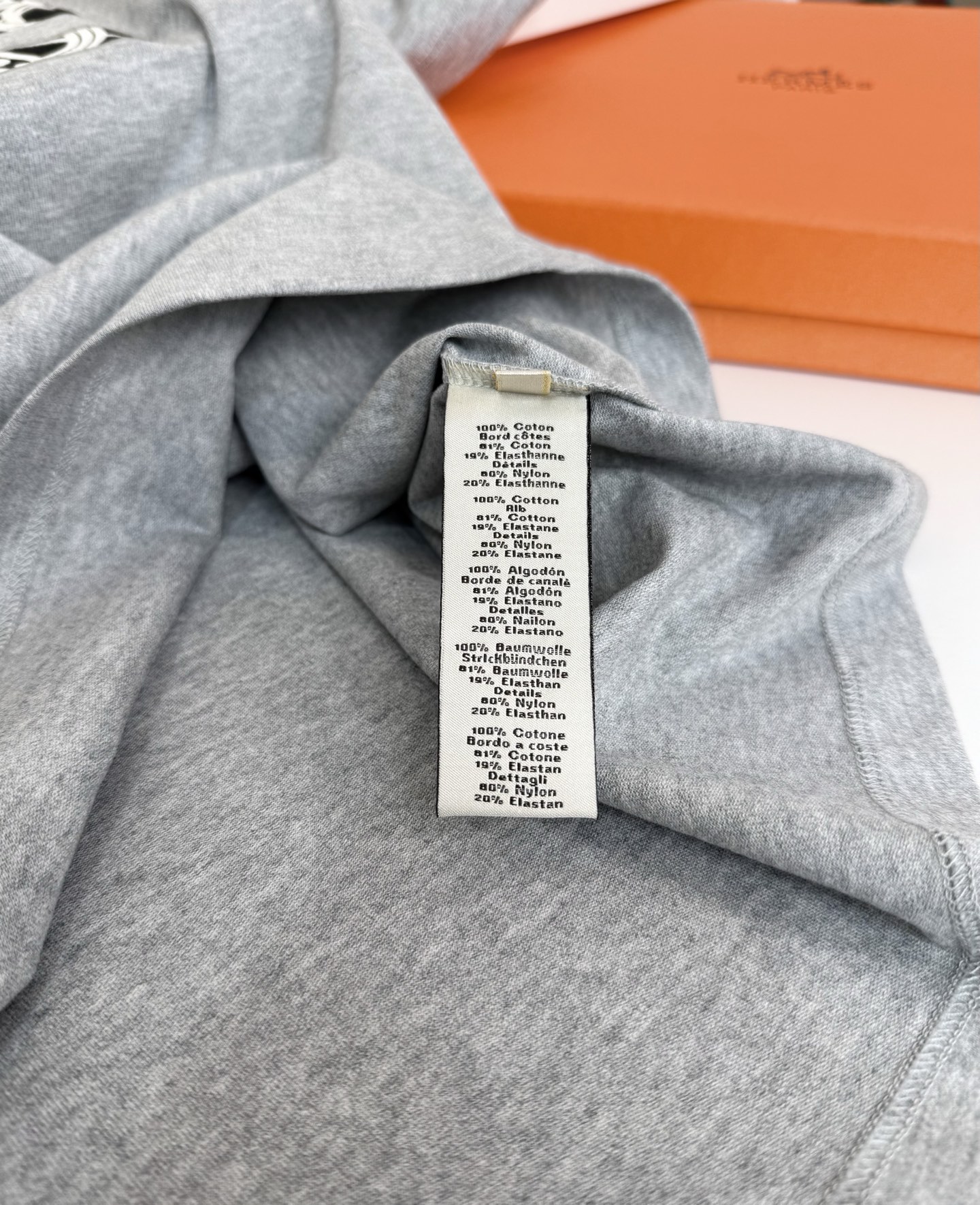 爱*仕(He*mès) 2026春夏，柜在售！ 藏书章 微阔圆领短袖T恤衫 藏书章的图形结合贴布刺绣的工