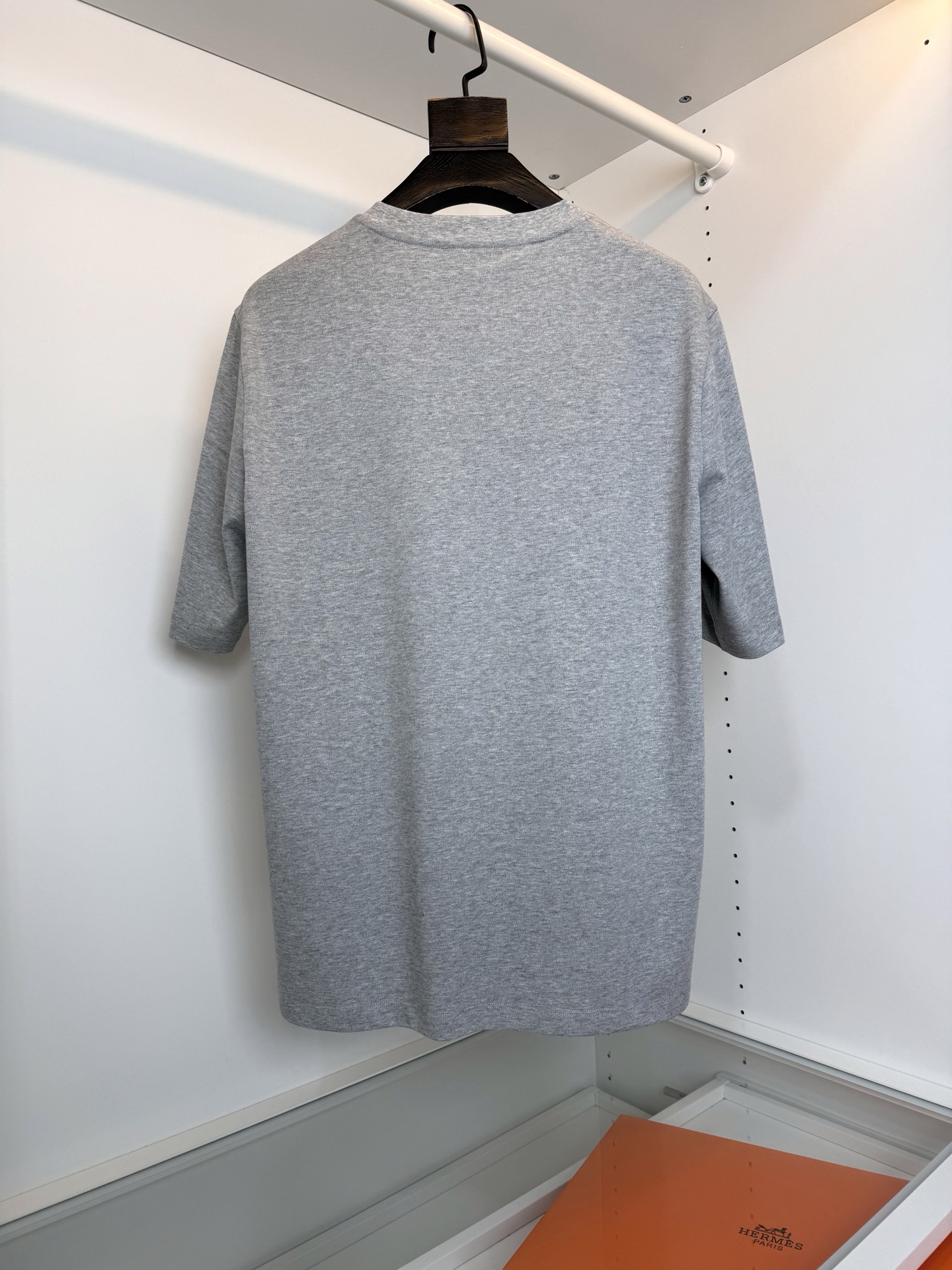 爱*仕(He*mès) 2026春夏，柜在售！ 藏书章 微阔圆领短袖T恤衫 藏书章的图形结合贴布刺绣的工