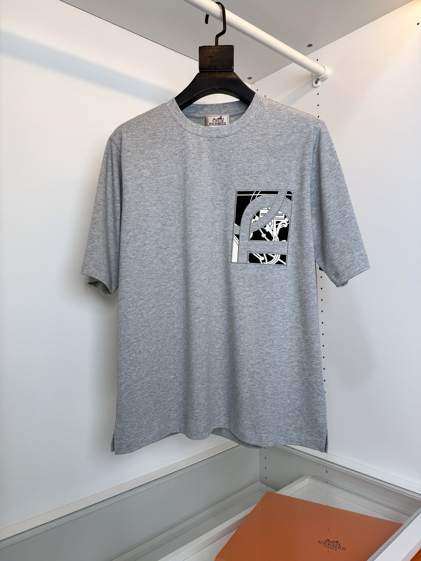 爱*仕(He*mès) 2026春夏，柜在售！ 藏书章 微阔圆领短袖T恤衫 藏书章的图形结合贴布刺绣的工