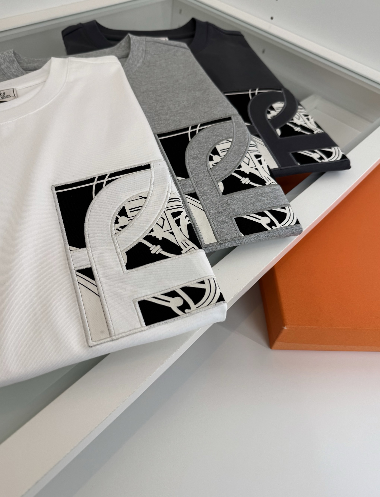 爱*仕(He*mès) 2026春夏，柜在售！ 藏书章 微阔圆领短袖T恤衫 藏书章的图形结合贴布刺绣的工