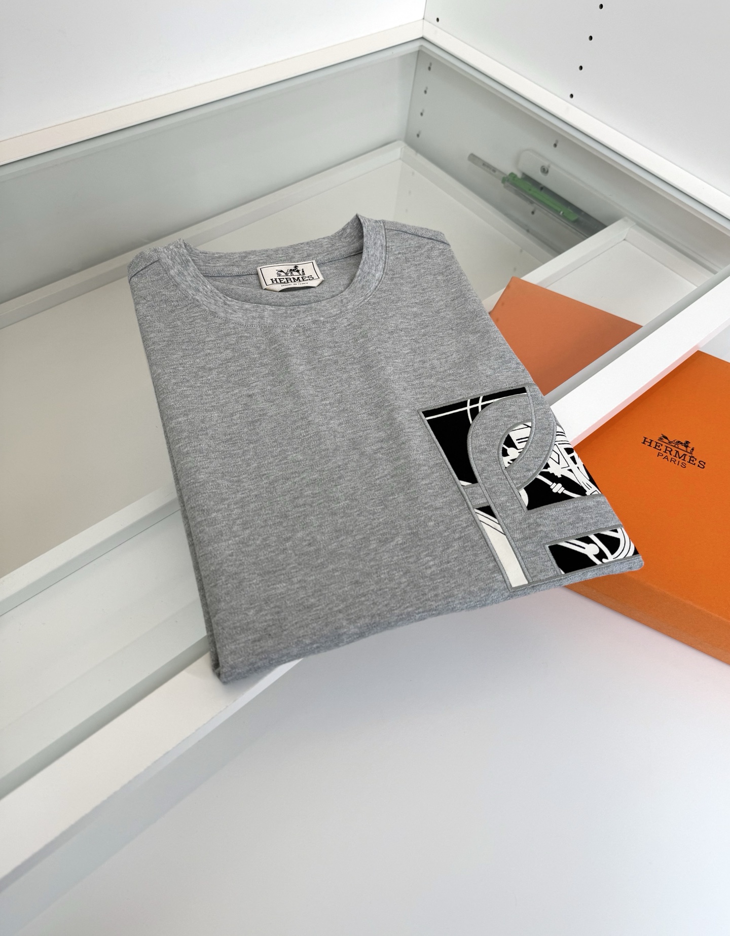 爱*仕(He*mès) 2026春夏，柜在售！ 藏书章 微阔圆领短袖T恤衫 藏书章的图形结合贴布刺绣的工