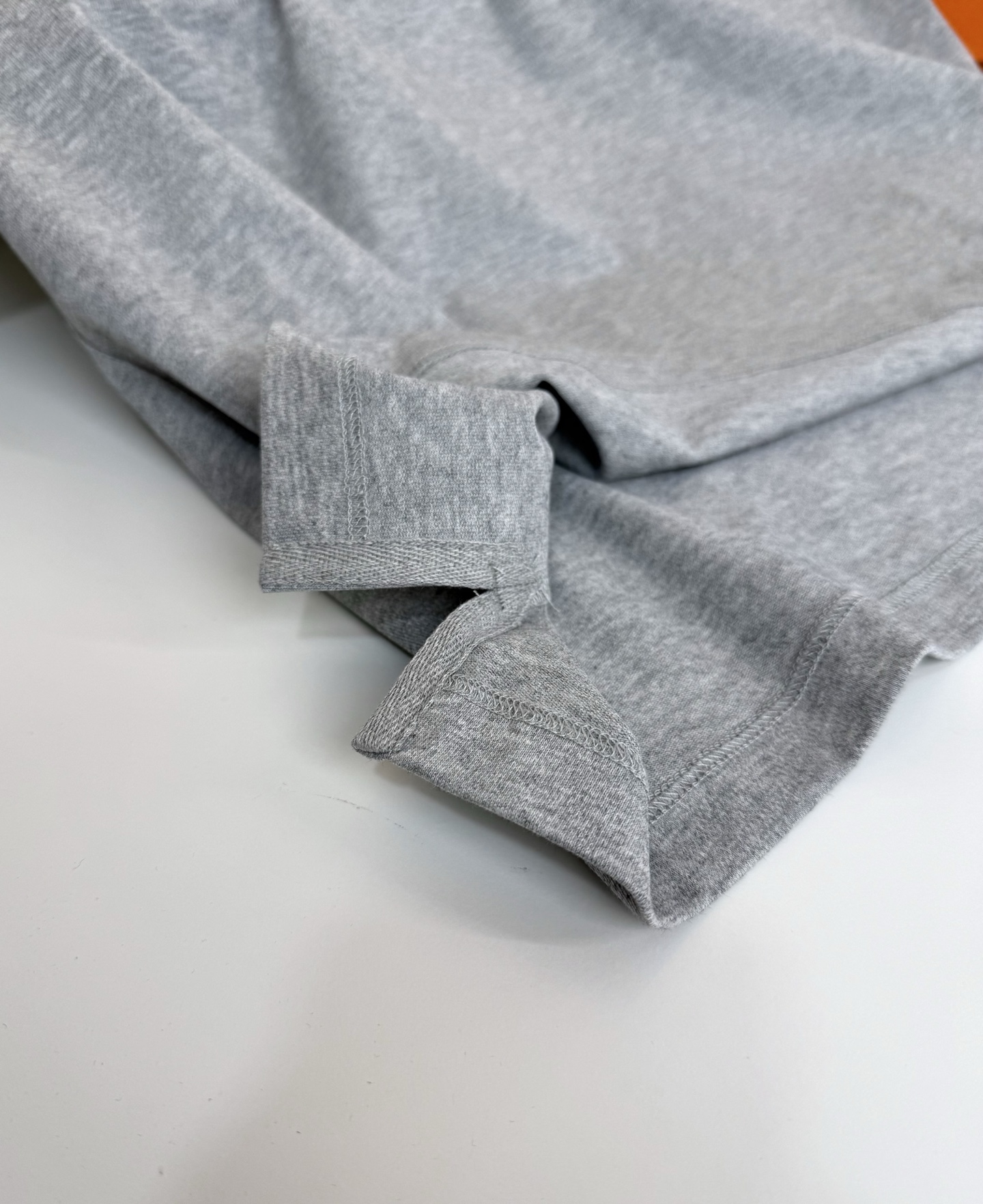 爱*仕(He*mès) 2026春夏，柜在售！ 藏书章 微阔圆领短袖T恤衫 藏书章的图形结合贴布刺绣的工