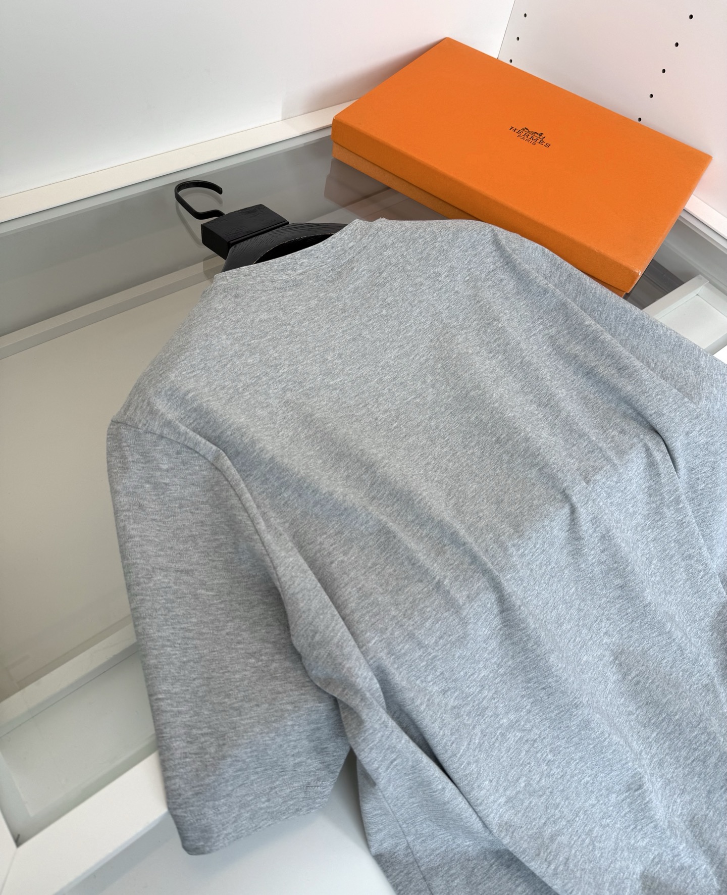 爱*仕(He*mès) 2026春夏，柜在售！ 藏书章 微阔圆领短袖T恤衫 藏书章的图形结合贴布刺绣的工