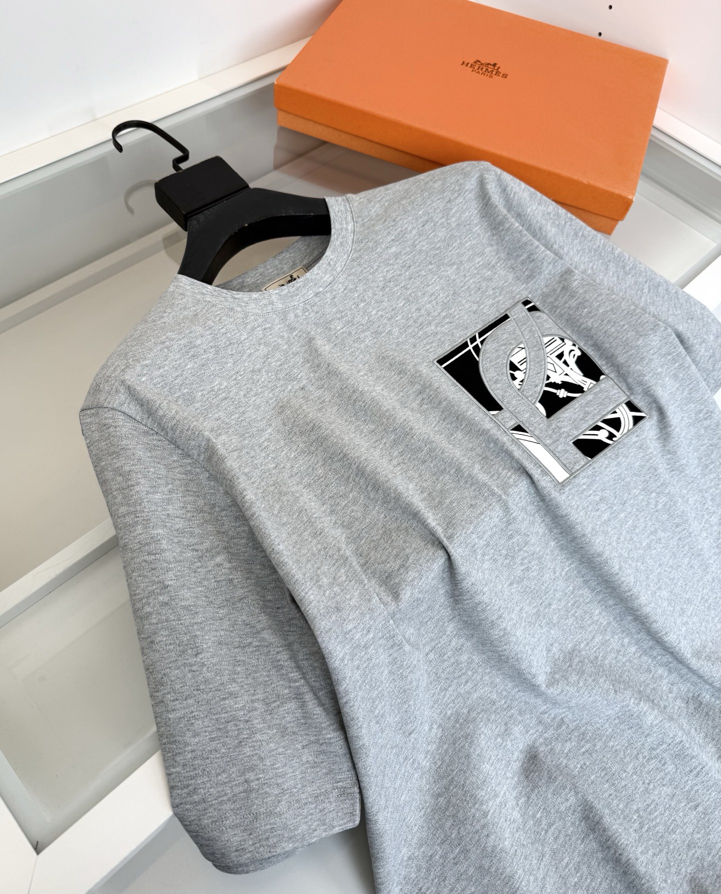 爱*仕(He*mès) 2026春夏，柜在售！ 藏书章 微阔圆领短袖T恤衫 藏书章的图形结合贴布刺绣的工