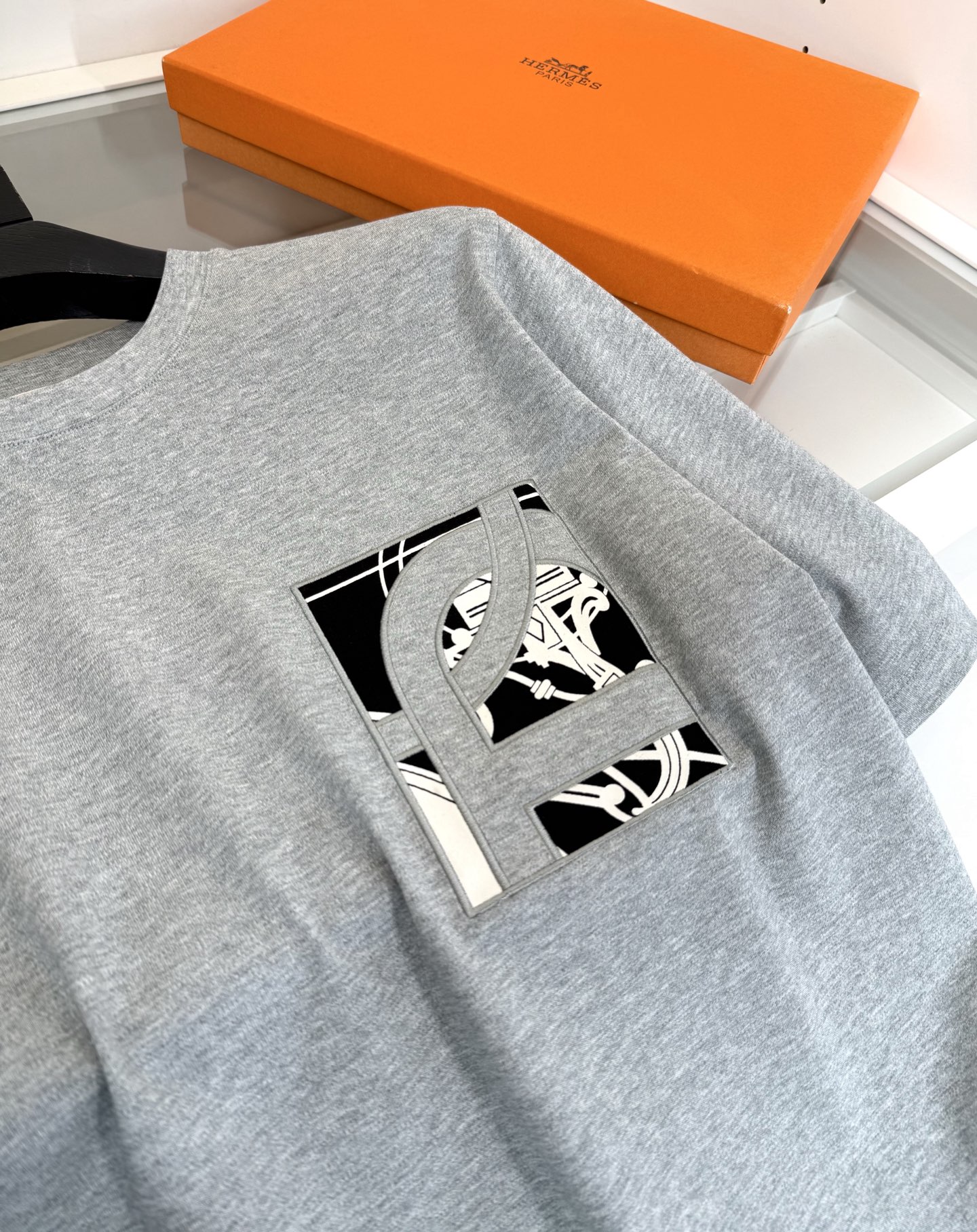 爱*仕(He*mès) 2026春夏，柜在售！ 藏书章 微阔圆领短袖T恤衫 藏书章的图形结合贴布刺绣的工