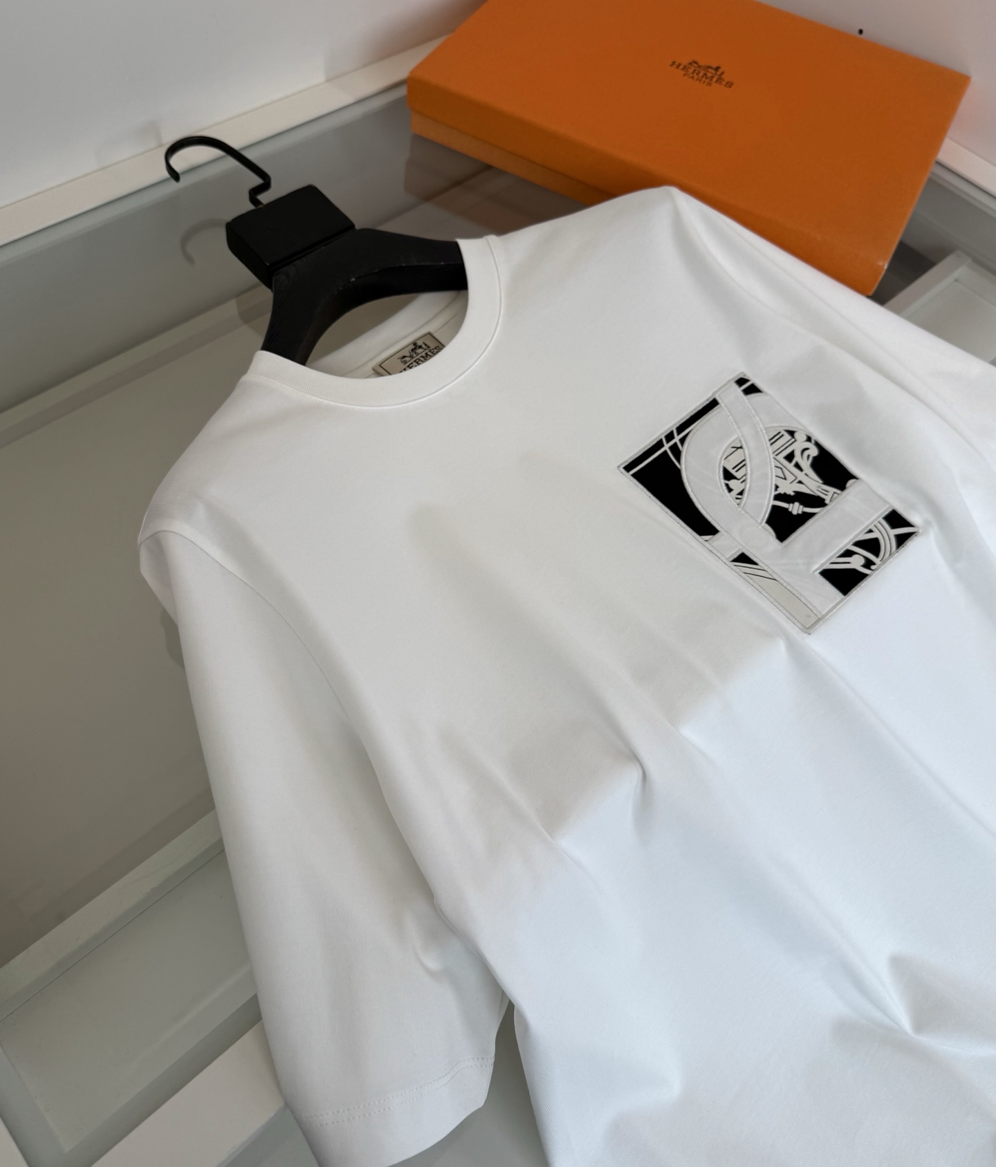 爱*仕(He*mès) 2026春夏，柜在售！ 藏书章 微阔圆领短袖T恤衫 藏书章的图形结合贴布刺绣的工