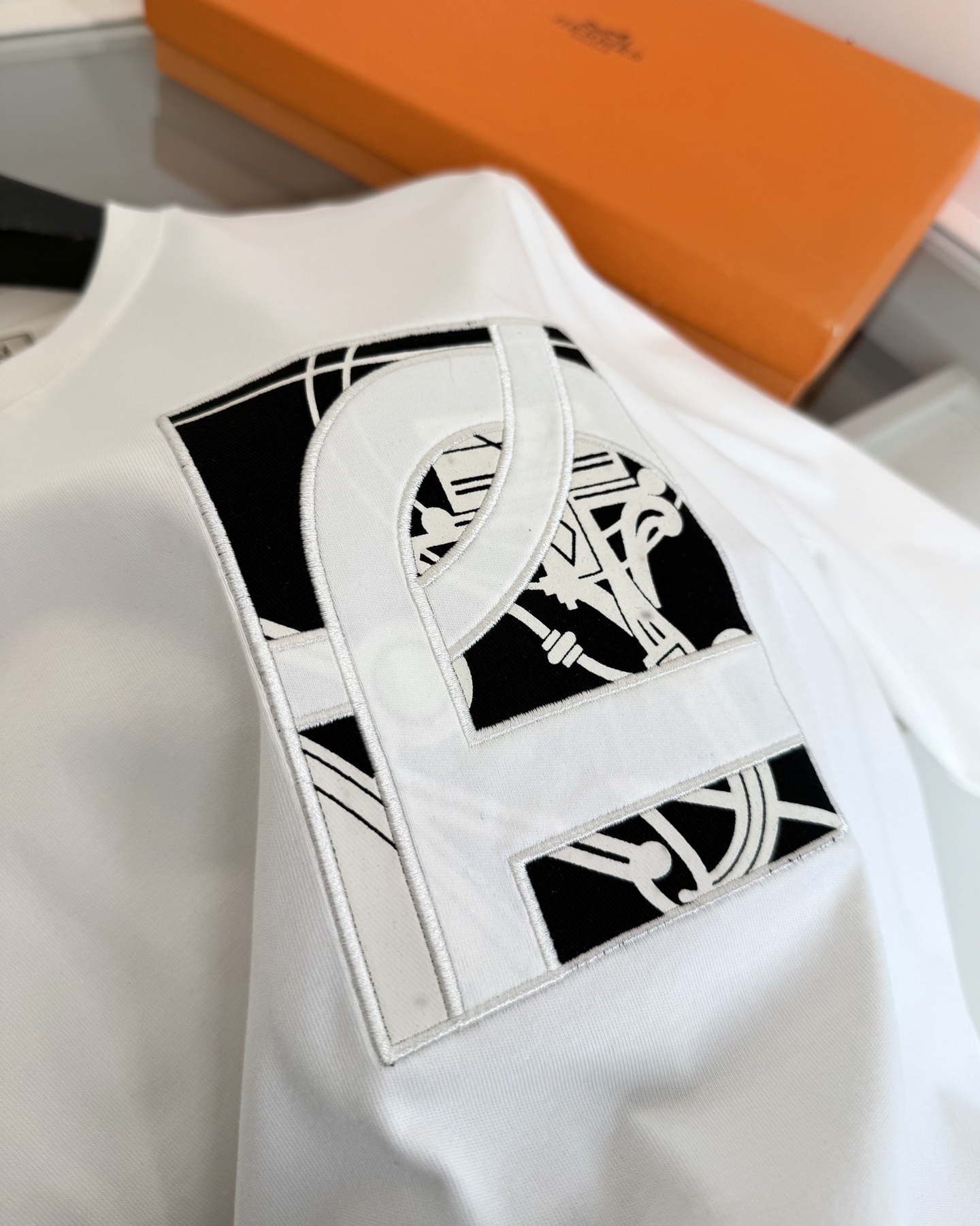 爱*仕(He*mès) 2026春夏，柜在售！ 藏书章 微阔圆领短袖T恤衫 藏书章的图形结合贴布刺绣的工