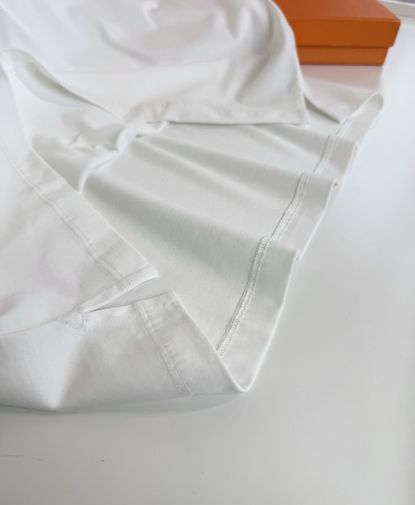 爱*仕(He*mès) 2026春夏，柜在售！ 藏书章 微阔圆领短袖T恤衫 藏书章的图形结合贴布刺绣的工