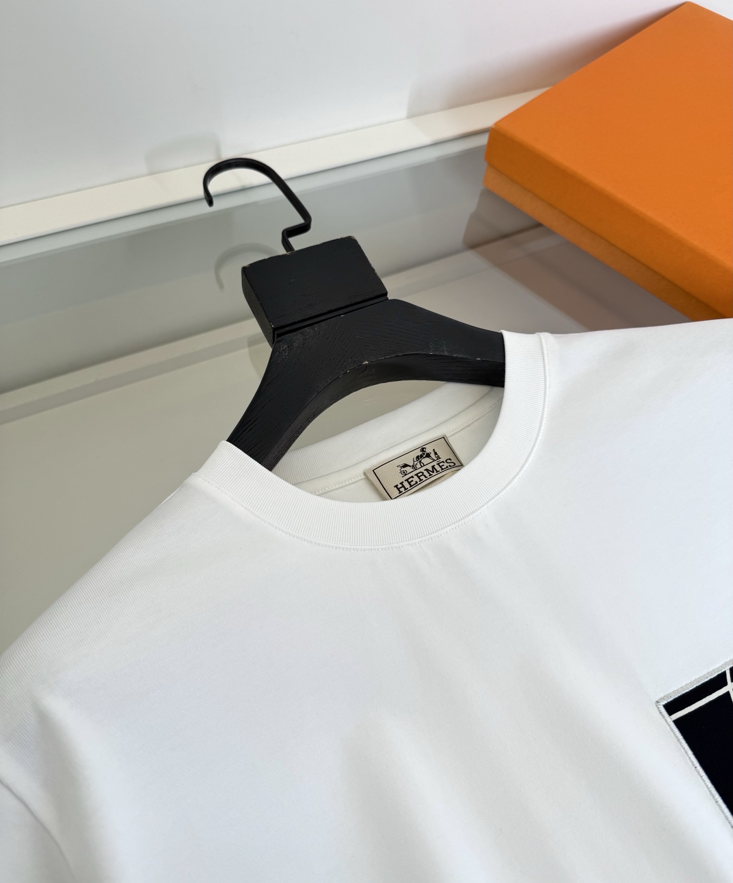 爱*仕(He*mès) 2026春夏，柜在售！ 藏书章 微阔圆领短袖T恤衫 藏书章的图形结合贴布刺绣的工