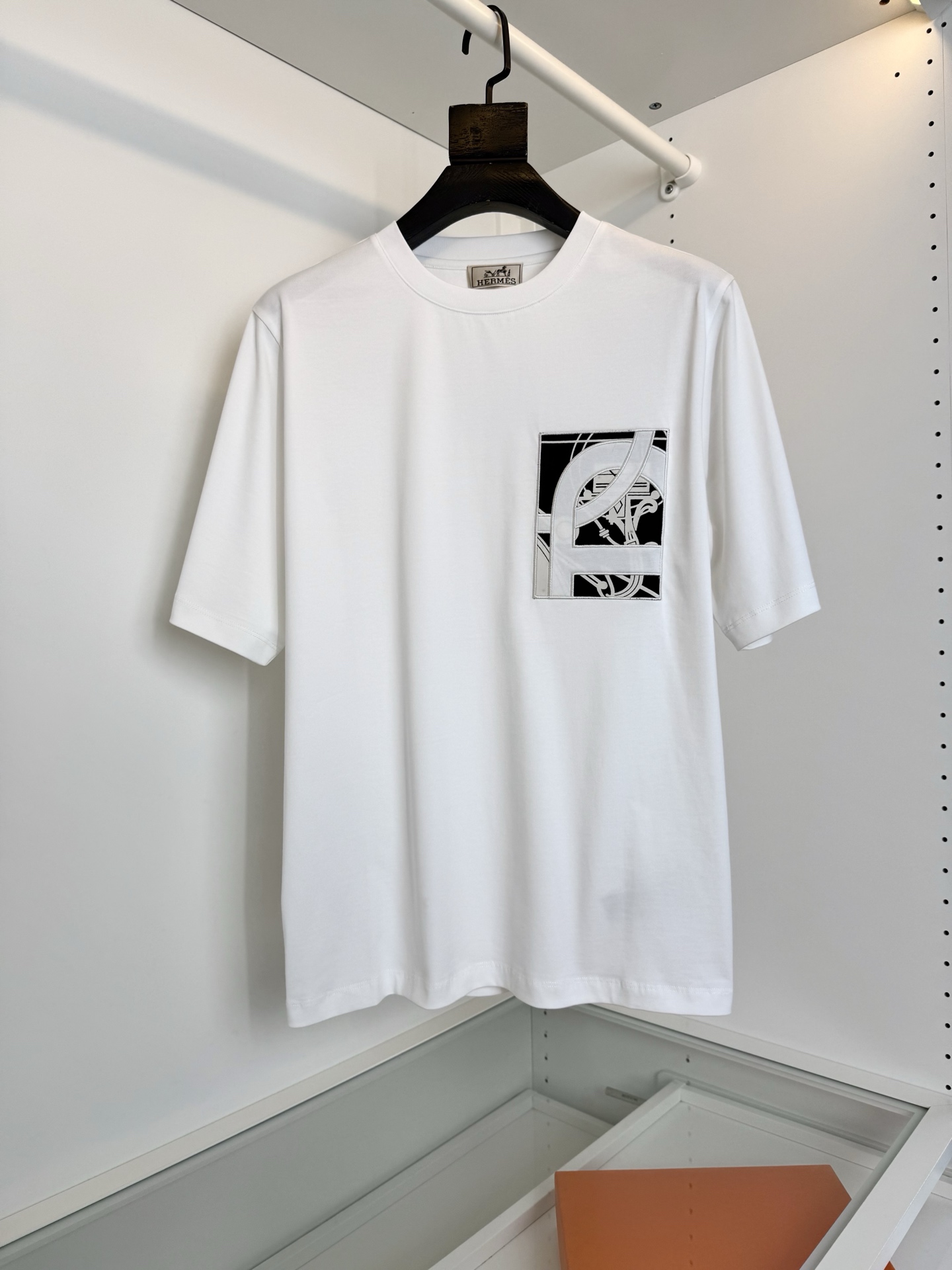 爱*仕(He*mès) 2026春夏，柜在售！ 藏书章 微阔圆领短袖T恤衫 藏书章的图形结合贴布刺绣的工