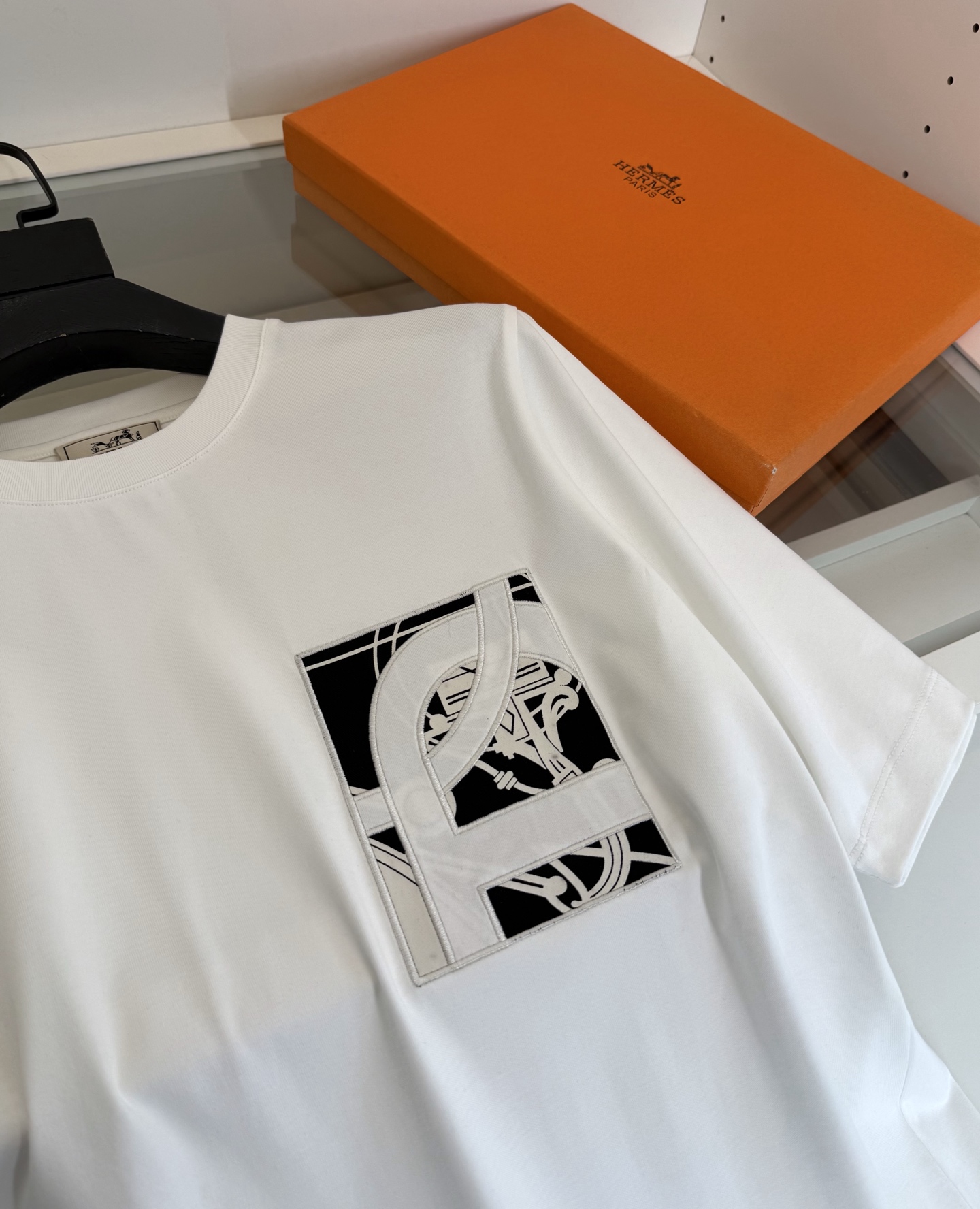 爱*仕(He*mès) 2026春夏，柜在售！ 藏书章 微阔圆领短袖T恤衫 藏书章的图形结合贴布刺绣的工