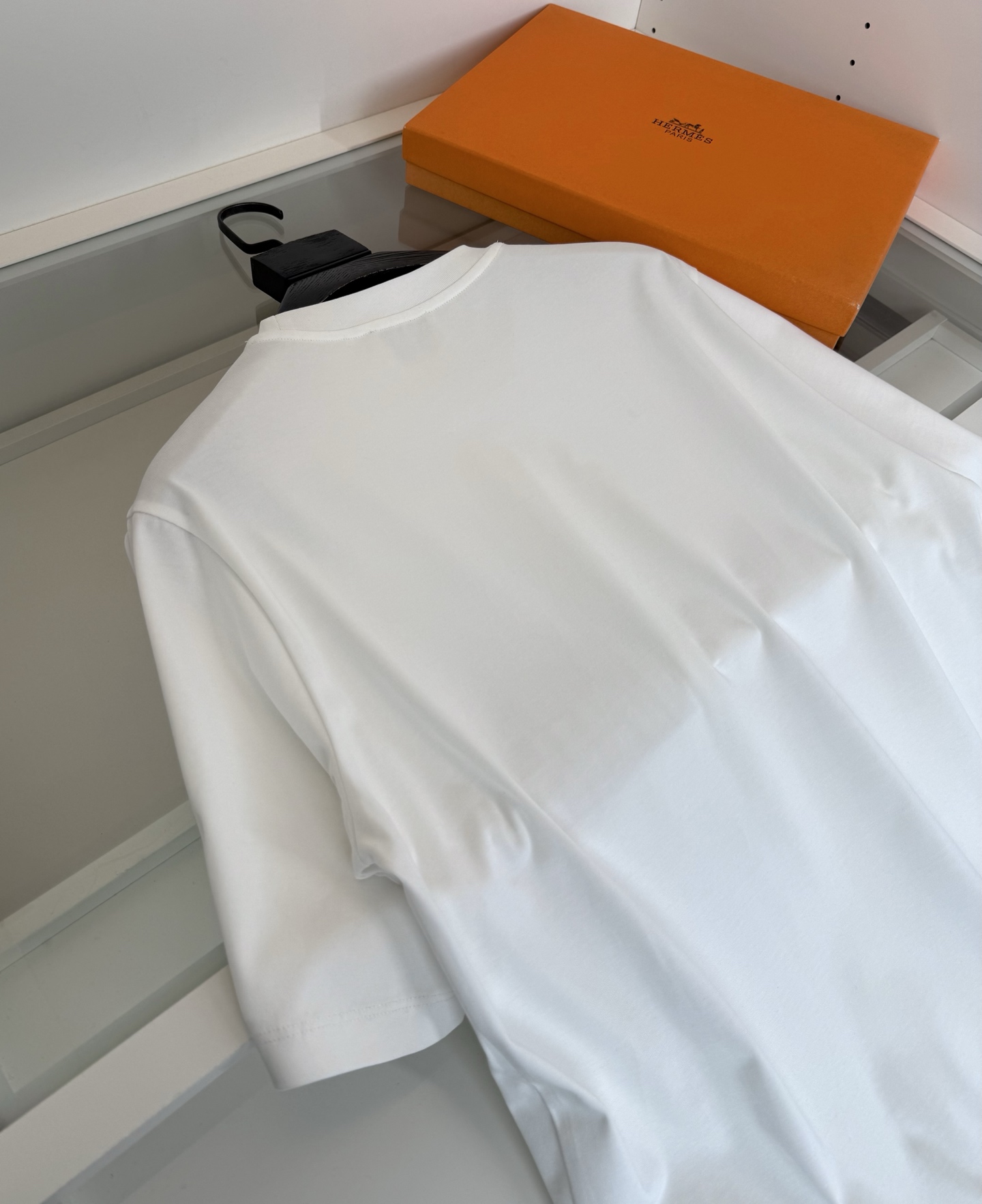 爱*仕(He*mès) 2026春夏，柜在售！ 藏书章 微阔圆领短袖T恤衫 藏书章的图形结合贴布刺绣的工