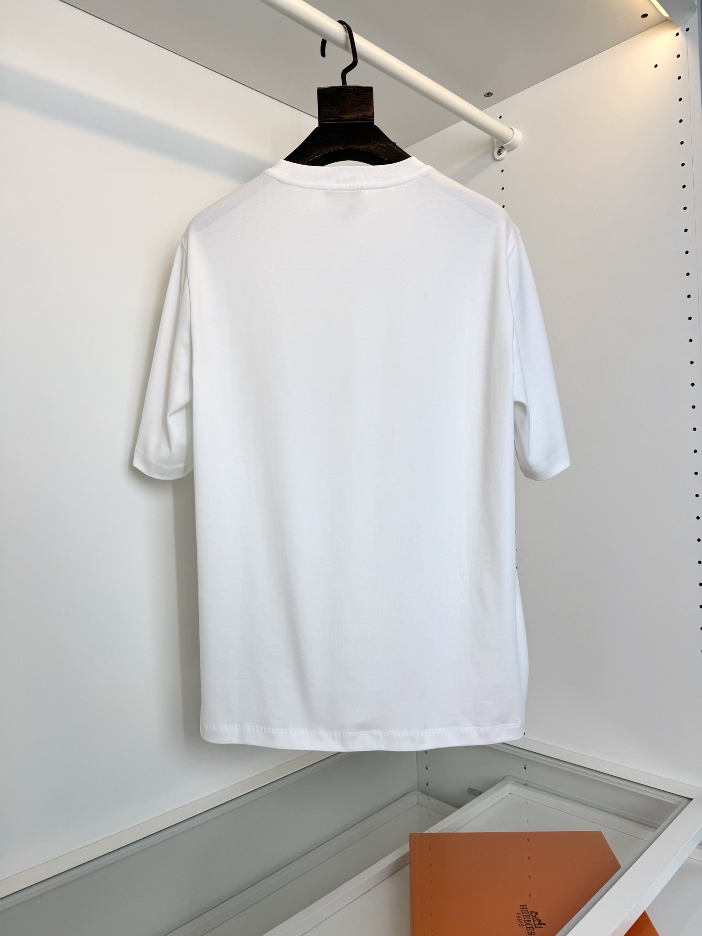 爱*仕(He*mès) 2026春夏，柜在售！ 藏书章 微阔圆领短袖T恤衫 藏书章的图形结合贴布刺绣的工