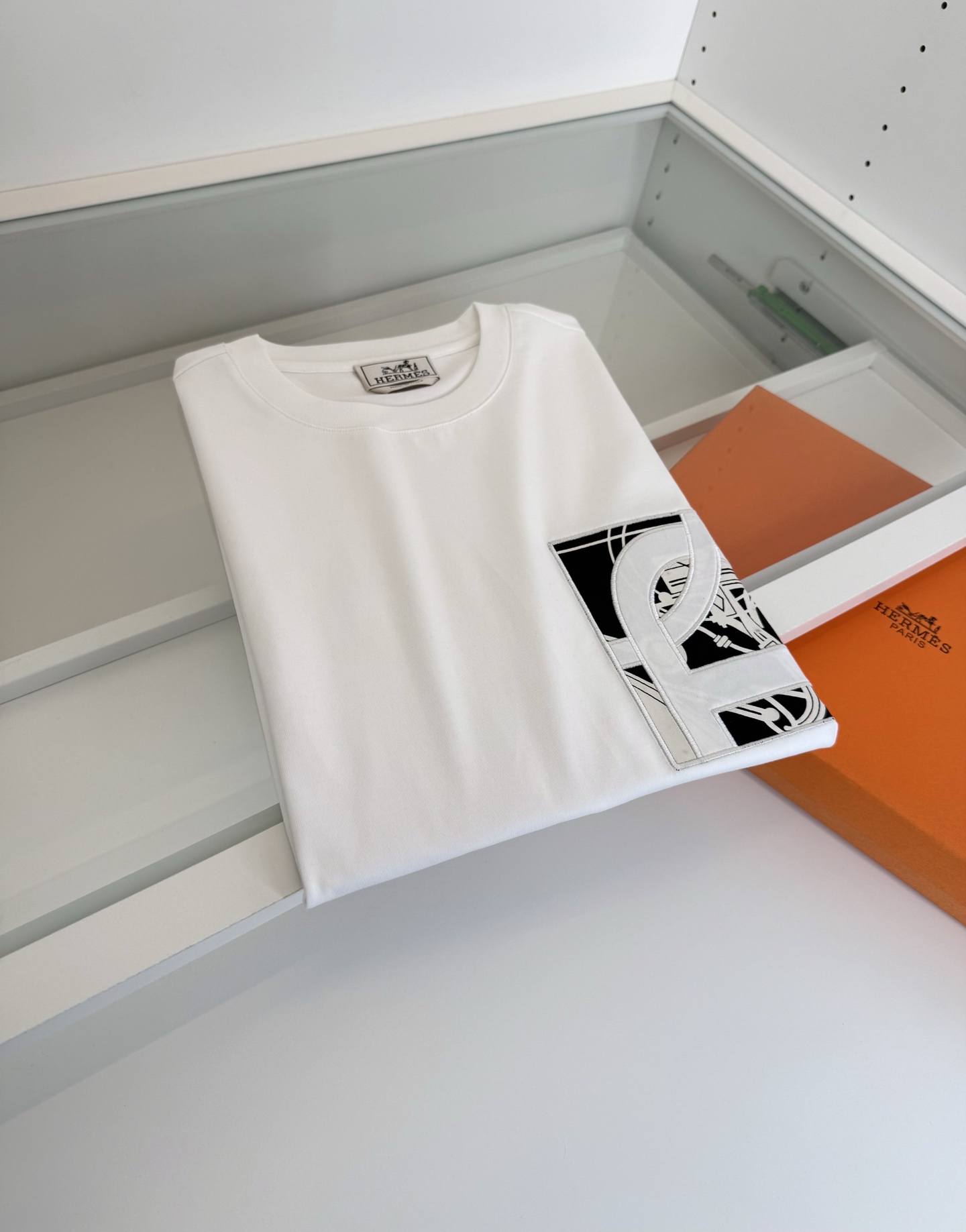 爱*仕(He*mès) 2026春夏，柜在售！ 藏书章 微阔圆领短袖T恤衫 藏书章的图形结合贴布刺绣的工