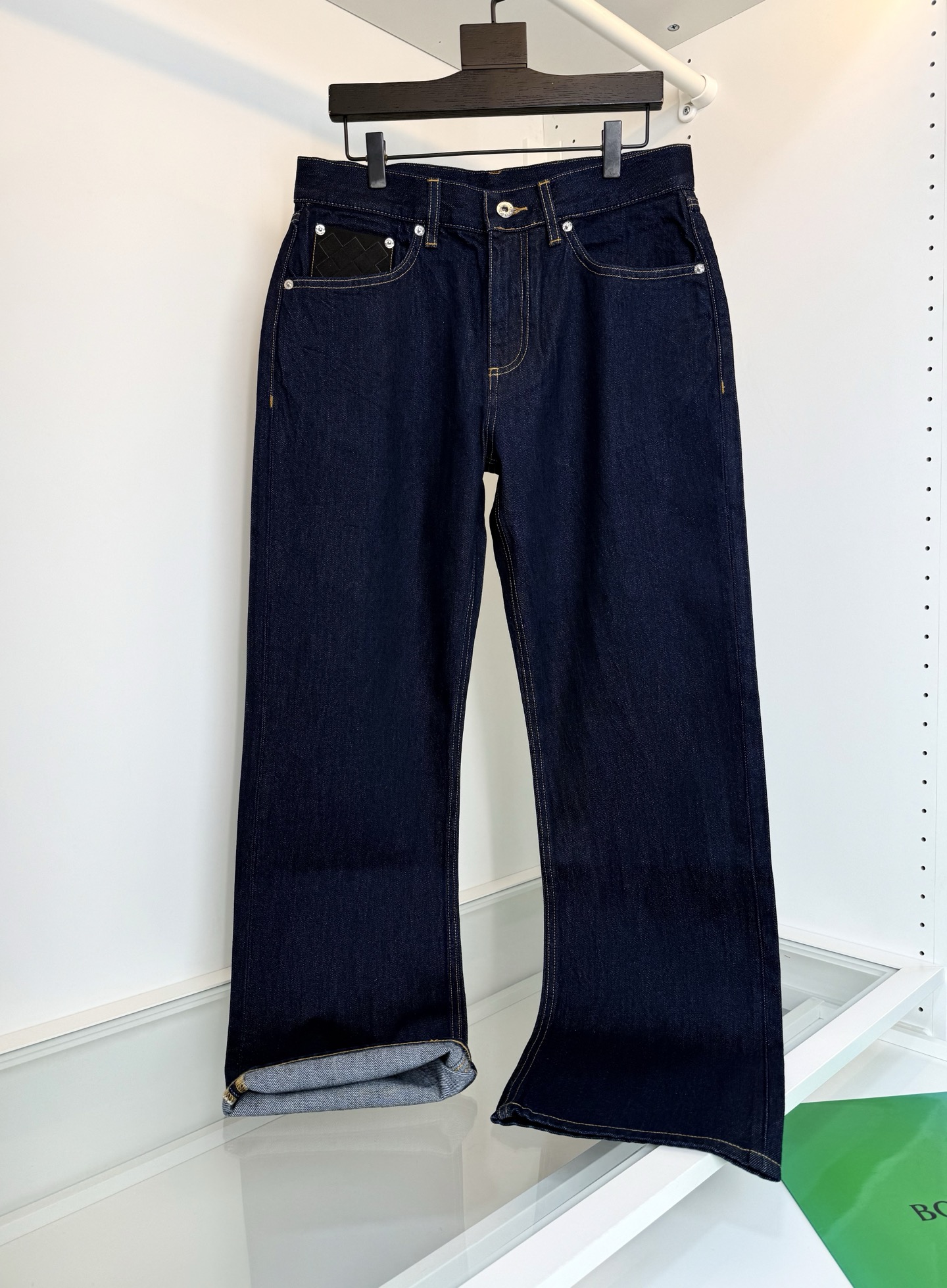 NO:785846,BV Bottega Veneta Spring/Summer 2026!  Slightly loose fit, classic every year, original color washed jeans for men in all-match colors!  A must-have item if you like jeans. The original wash color is very easy to match. When you go out and don’t know what to wear, you can definitely wear it. It is produced by thousands of people. Recommended by quality control. The classic five-pocket style. Loose and straight fit. The fabric is made of 99% cotton. The fabric feels solid and boney, soft and skin-friendly, slightly elastic, and has no sense of restraint on the upper body. The natural and environmentally friendly washed blue color is simple and elegant. Good-looking and easy to match. Color: Primary blue  Size 30-38 (no 35) try on 172-148, size 32 is suitable, Bottega Veneta-clothing,bottega veneta,bottega veneta,jeans,19860909BV宝缇嘉 2026春夏！微宽松版型 年年经典 原色水洗男士百搭色系牛仔裤！喜欢牛仔裤的必入单品 原色的洗水色非常好搭配 出门不知道穿什么 穿它准没错,千人的代工出品 品质控推荐 经典的五袋款 宽松直筒的版型 面料采用99棉质制作面料手感扎实有骨感,柔软亲肤,微弹力,上身无束缚感,天然环保的水洗蓝素雅色调 好看 易搭配 颜色 原色蓝 码数30-38（无35）试穿172-148穿32码合适,葆蝶家-服装,bottega veneta,bottega veneta,jeans,,Women's clothing