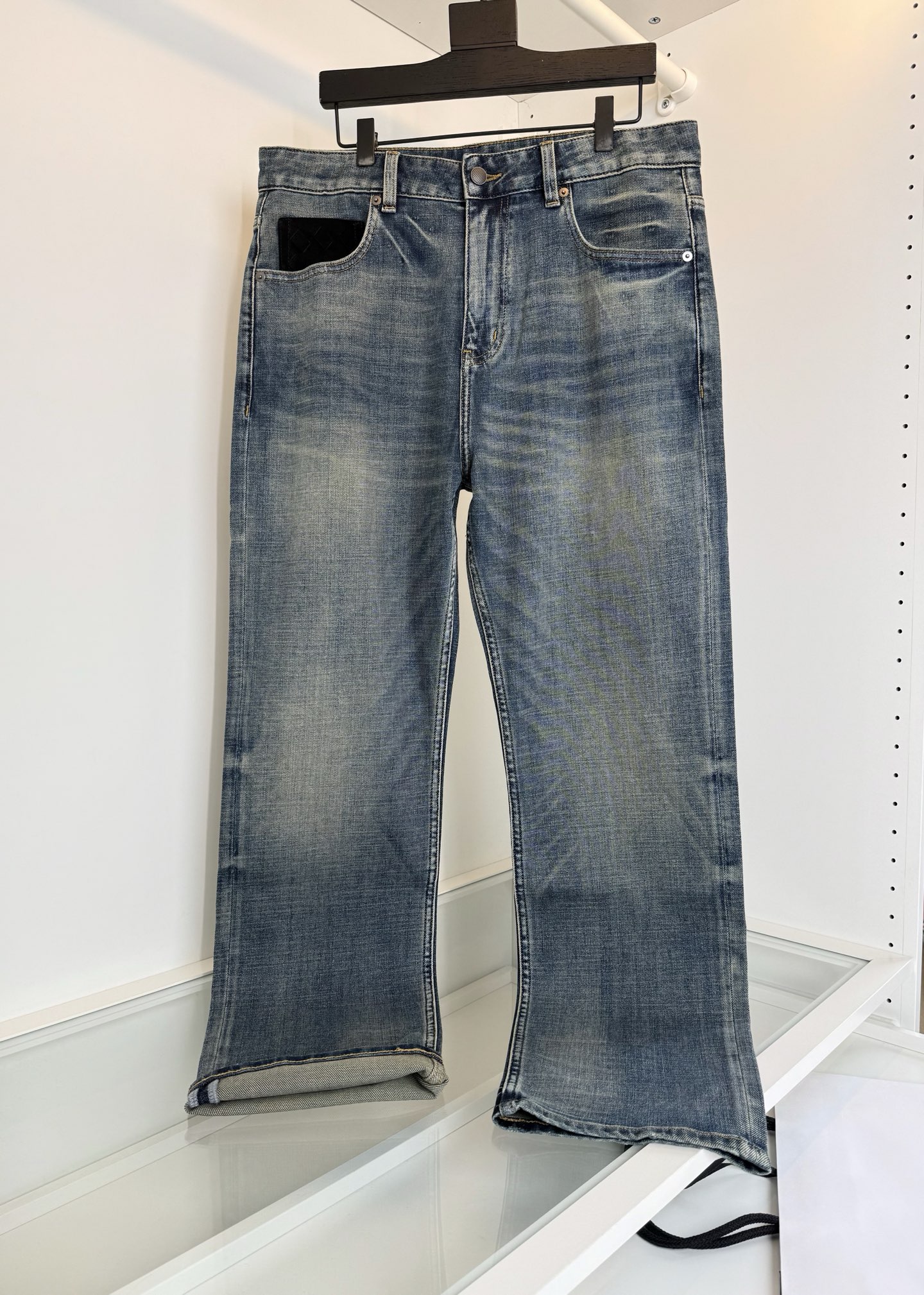 NO:785848,BV Bottega Veneta Spring/Summer 2026!  Slightly loose straight fit, retro fashionable jeans in versatile colors for men!  Every year's classic style. Leather tag detail embellishment design before and after weaving. Natural and environmentally friendly washed blue. Very easy to match. The color is very correct. The upper body is retro, fashionable and easy to match. OEM produced by thousands of people. Recommended by quality control. Classic five-bag style. Loose and straight version. The fabric is made of 99% cotton. The fabric feels solid and boney, soft and skin-friendly, slightly elastic, and has no sense of restraint on the upper body. The natural and environmentally friendly washed blue has a simple and elegant tone. Good-looking and easy to match. Color Picture color  Size 30-38 (35 available) Try on 172-148, size 32 is suitable, Bottega Veneta-clothing,bottega veneta,bottega veneta,jeans,19860909BV宝缇嘉 2026春夏！微宽松直筒版型 复古时尚男士百搭色系牛仔裤！年年经典款式 编织前后皮牌细节点缀设计 天然环保的水洗蓝色 非常好搭配 颜色很正 上身复古时尚而易搭配 千人的代工出品 品质控推荐 经典的五袋款 宽松直筒的版型 面料采用99棉质制作面料手感扎实有骨感,柔软亲肤,微弹力,上身无束缚感,天然环保的水洗蓝素雅色调 好看 易搭配 颜色 图片色 码数30-38（有35）试穿172-148穿32码合适,葆蝶家-服装,bottega veneta,bottega veneta,jeans,,Women's clothing