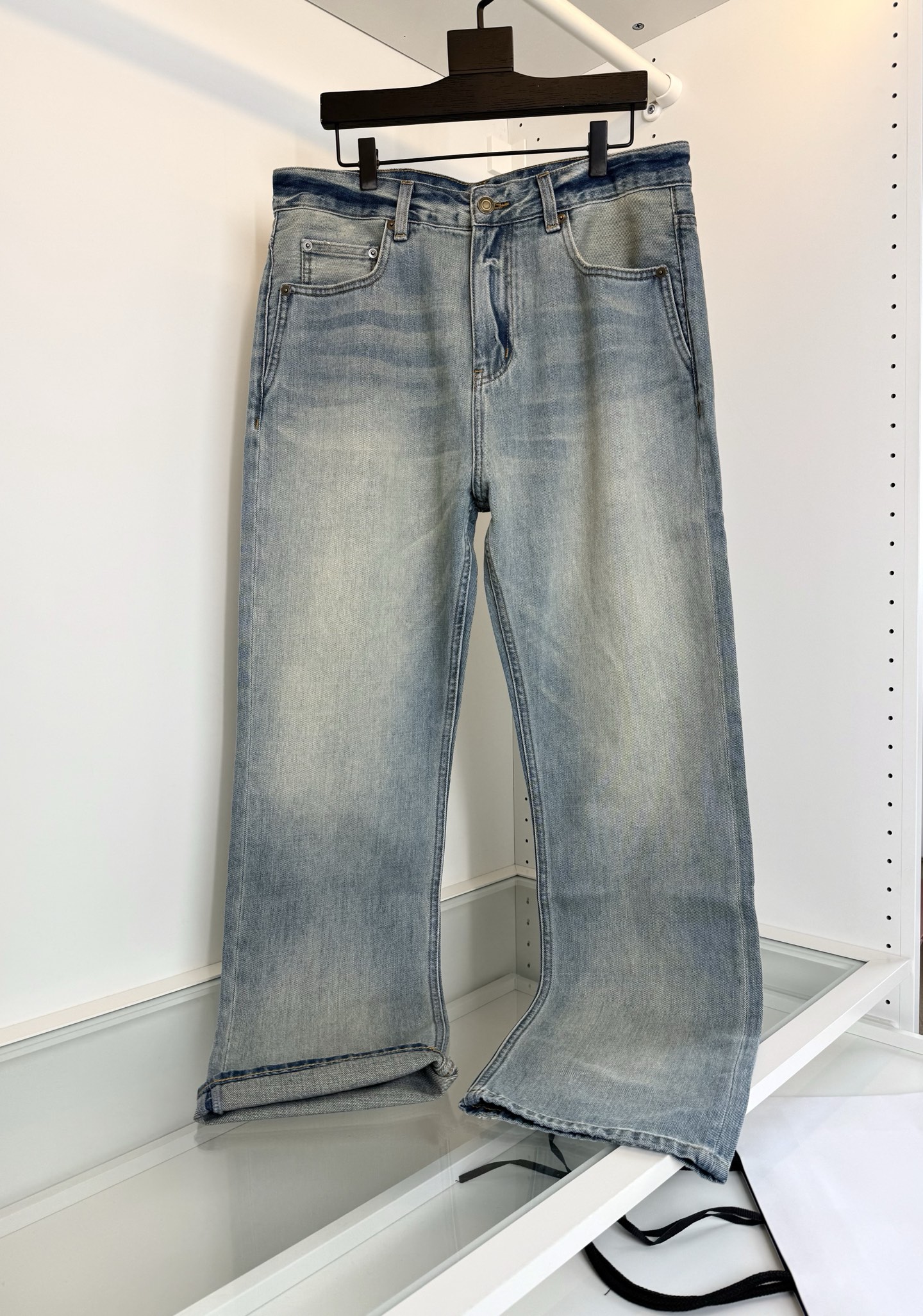NO:785844,SAINTLA*RENT 2026 spring and summer loose straight fit!  Retro blue eco-friendly washed color men’s jeans!  Recommended for self-retention!  !  Classic and versatile. Straight-leg style. Straight-leg or curled hems are very stylish. The color is natural and environmentally friendly. Light blue wash color. Natural retro feel. Very fashionable. All hardware accessories are in order. Straight-leg loose cut. Quality control. Highly recommended to buy this style. The fabric is made of denim cotton. Thickness in spring and summer. The upper body is very skinny, skin-friendly, breathable, and has a good sense of quality. Color. Picture color code number 30-38, there are 35 (there are 35)  Try on 172-148 waist size 2 feet 5 and wear size 32, saint laurent - clothing, saint laurent, saint laurent, jeans,19860909SAINTLA*RENT圣*兰 2026春夏 宽松直筒版型！复古蓝色环保水洗色 男士牛仔裤！自留推荐！！经典百搭 直筒的版型 直筒或者卷边穿都很有味道 颜色采用天然环保 浅蓝色水洗颜色 自然的复古感 很时尚 五金辅料全品相订单 直筒宽松剪裁 品质控 强烈推荐入手此款 面料采用牛仔棉 春夏厚度 上身很有骨感,亲肤 透气 ,品质感好 颜色 图片色 码数30-38 有35（有35） 试穿172-148腰围2尺5穿32码合适,圣罗兰-服装,saint laurent,saint laurent,jeans,,Women's clothing