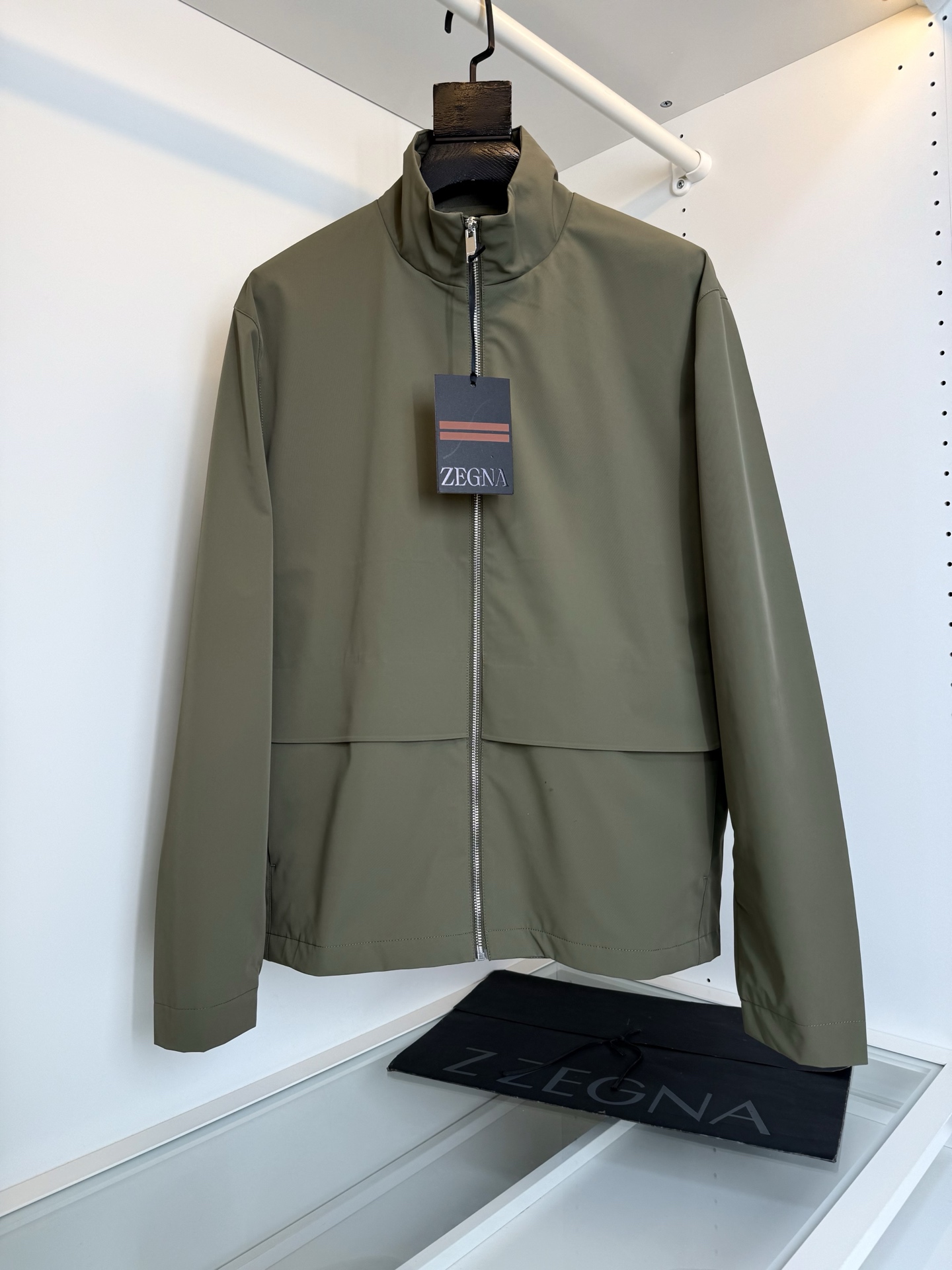 NO:743260,The highest version on the market, the girl will inspect the goods, trim the three marks on the threads, and ship the goods. You can post pictures and take videos. If you want quality or service, please add me on WeChat. We will not accept urgent orders. ZE*NA 2026 Early Spring cabinets are on sale!  Classic stand-up collar jacket. Classic stand-up collar style. It is practical for business and commuting. There is no LOGO but the details inside are meticulous. All hardware and accessories are consistent. Well-fitting tailoring. Seemingly simple design. Focus on details and fabrics. The zipper fly on both sides of the cardigan is tailored with zipper pockets. Classic style. The fabric is made of blended technical materials on the surface, which is easy to care for. It is lightly waterproof and functional. It is lined. It is comfortable and stylish at the same time. The upper body is upright and shows spirit.  Suitable for spring and autumn color black gray green size S-2XL try on 172-148 L suitable for wearing, men's clothing, jackets & coats, jackets & coats,19860909市面最高版本小妹验货、修剪线头上三标、发货可发图及拍视频,要品质要服务的加我微信,不接急单. ZE*NA杰*亚2026早春 柜在售！经典款立领款夹克外套 经典立领款式 商务通勤都很实穿的一款 没有LOGO堆砌 但是内里的细节 一丝不苟 五金辅料全品相 合体的剪裁 看似简约设计 重细节与面料 开衫拉链门襟两侧拉链插袋合体的剪裁 经典款式 面料采用 表层采用混纺科技材质有着易打理 轻度防水的功能性 有内衬 舒适,有型的同时 上身挺拔显精神 适合春秋穿着 颜色 黑色 灰色 绿色码数S-2XL 试穿172-148穿L合适,男装,jackets & coats,jackets & coats,,Women's clothing