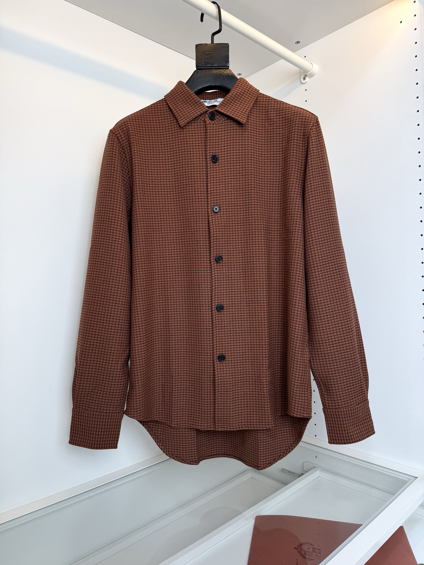 NO:743262,The highest version on the market, the girl inspects the goods, trims the three marks on the threads, and delivers the goods. You can send pictures and videos. If you want quality and service, please add me on WeChat. We will not accept urgent orders. Lo*ro Pi*na Nuo u Pianya 2026 Early Spring Plaid Jacquard Shirt has an old-money accent. The whole body adopts a plaid jacquard design. There is no LOGO stacking. The upper body is very youthful and fashionable. It can be worn inside or outside. The tailored tailoring fabric is made of custom-woven technical blended materials. The fabric feels comfortable.  Soft, not stiff, comfortable and warm, and at the same time, the overall body can support a good stiff feeling. The hardware and accessories are in full condition. Color: Brown, Mika, Sizes19860909市面最高版本小妹验货、修剪线头上三标、发货可发图及拍视频,要品质要服务的加我微信,不接急单. Lo*ro Pi*na诺 u翩雅 2026早春 格纹提花衬衫 老钱很有腔调 整体采用格纹提花设计 没有LOGO堆砌 上身很显年轻时尚感 可内搭可外穿 合体的剪裁面料选用 订织科技型混纺材质 面料手感舒适 柔软 不僵硬 舒适保暖的同时 整体又能支撑很好的挺括感 五金辅料全品相 颜色 咖色 米卡色尺码XS～2XL 试穿172-148穿M码宽松感,男装,shirts,,Women's clothing