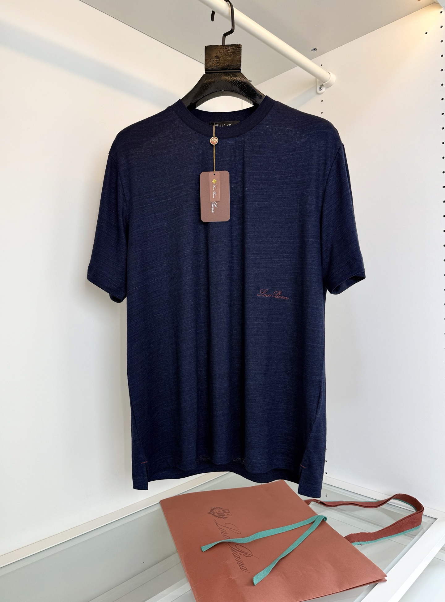 NO:785832,Lo*ro Pi*na 2026 Spring and Summer New Style (Imported Rain and Dew Linen) Random comparison in the mall Quality Control Recommendation High-quality linen T-shirt, classic style Logo embroidery embellishment Design Slightly loose tailoring, comfortable upper body and very famous. The fabric is made of 98 rain and dew linen, combined with a little spandex. Brand custom fabrics. The finished product is finer than ordinary linen and has a sense of quality. This natural and sustainable fiber does not use artificial irrigation during the planting process, which is the characteristic of rain and dew linen.  Because the climate is mild and humid, the soil conditions are suitable, and there are inherited flax farms that follow strict planting standards, such as a five-year crop rotation system to ensure soil fertility. The fiber of flax is more slender and uniform, with less impurities. The finished product has a uniform and moist color, a firm organizational structure, a clean and simple texture, and a tough bone texture. It has a delicate linen feel when it touches the skin, and the wrinkles follow the texture to give a 'paper feel.'  Import cycle is 45 days) Color Blue Original White Size M-3XL Try on 172-148 for L size, men's clothing, tees, t-shirt,19860909Lo*ro Pi*na诺 u翩雅2026春夏新款（进口雨露亚麻） 商场随意对比 品质控推荐 高品质亚麻T恤衫 ,经典款 标志刺绣点缀 设计 略微宽松的剪裁,上身舒适的同时 很大牌 面料采用 98雨露亚麻 结合一点氨纶 品牌商订织料 成品比一般亚麻细腻 而有品质感 这种天然且可持续的纤维,种植过程不使用人工灌溉,雨露亚麻的特点 因为气候温和湿润,土壤条件适宜,且有传承的亚麻农场,遵循严格种植标准,比如五年轮作制度保障土壤肥力 .亚麻的纤维更细长、均匀,杂质少 成品 色泽均匀温润,组织结构紧实,肌理干净质朴,骨感有韧性,接触皮肤是细腻麻纱感,褶皱顺应肌理呈“纸感 也是一线品牌 首选的亚麻材质 全品相订单 喜欢不要错过（绝非一般市场面料 进口周期45天）颜色 蓝色 原白色 码数M-3XL 试穿172-148穿L码合适,男装,tees，t-shirt,,Women's clothing