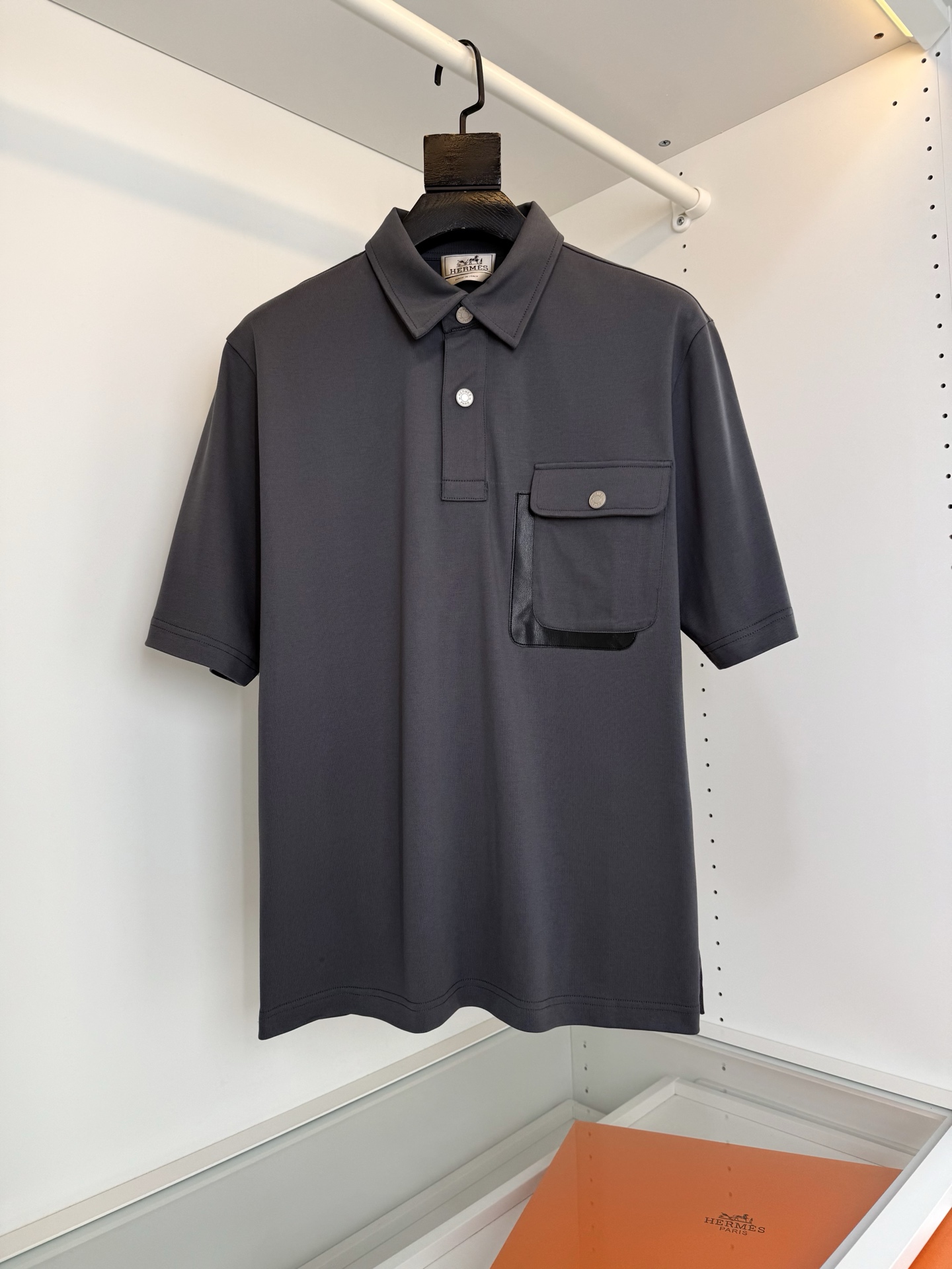 NO:743290,The highest version on the market, the girl inspects the goods, trims the three marks on the threads, and delivers the goods. You can post pictures and take videos. If you want quality and service, please add me on WeChat. We will not accept urgent orders. He*mès 2026 Spring and Summer Business Casual Leather Pocket Lapel POLO Shirt. The geometric leather design is very bright. The upper body is fashionable and gives a modern atmosphere. The original slightly wide cut makes the overall upper body more youthful and fashionable. The fabric is strictly dyed 5 times before cutting.  The washing standard is to control the shrinkage within 2. The fabric is made of custom-woven high-gram weight pure cotton. The surface has a warm luster. The upper body is comfortable and smooth, and it looks high-end. It is skin-friendly, breathable, and has a good stiff feeling. Color: black, gray, off-white, size M-3XL, try on 172-148, suitable for size L, Hermes - clothing, hermes,19860909市面最高版本小妹验货、修剪线头上三标、发货可发图及拍视频,要品质要服务的加我微信,不接急单. 爱*仕(He*mès) 2026春夏 商务休闲拼皮的口袋翻领POLO衫 几何拼皮的设计 很有亮点,上身时尚而赋予现代气息感 原版微阔的剪裁,让整体上身更显年轻时尚 , 面料在裁剪前,严格按照染色前5次 洗水的标准, 将缩水率控制在2内, 面料采用客供定织高克重纯棉质地,表面有着温润的光泽感,上身舒适顺滑,显高档 亲肤 透气,又有很好挺括感 颜色 黑色 灰色 米白码数M-3XL 试穿172-148 穿L码合适,爱马仕-服装,hermes,,Women's clothing