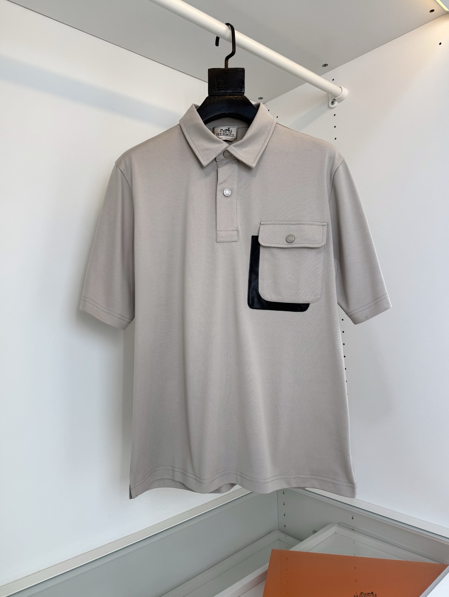 NO:785810,He*mès 2026 Spring/Summer Business Casual Leather Pocket Lapel POLO Shirt. The geometric leather design is very bright. The upper body is fashionable and gives a modern atmosphere. The original slightly wide cut makes the overall upper body more youthful and fashionable. Before cutting, the fabric is strictly in accordance with the standard of 5 washes before dyeing, and the shrinkage rate is controlled within 2.  The fabric is made of custom-woven high-weight pure cotton with a warm luster on the surface. It is comfortable and smooth on the upper body, and looks high-end. It is skin-friendly, breathable, and has a good stiffness. Color Black Gray Beige Size M-319860909爱*仕(He*mès) 2026春夏 商务休闲拼皮的口袋翻领POLO衫 几何拼皮的设计 很有亮点,上身时尚而赋予现代气息感 原版微阔的剪裁,让整体上身更显年轻时尚 , 面料在裁剪前,严格按照染色前5次 洗水的标准, 将缩水率控制在2内, 面料采用客供定织高克重纯棉质地,表面有着温润的光泽感,上身舒适顺滑,显高档 亲肤 透气,又有很好挺括感 颜色 黑色 灰色 米白码数M-3XL 试穿172-148 穿L码合适,爱马仕-服装,hermes,,Women's clothing