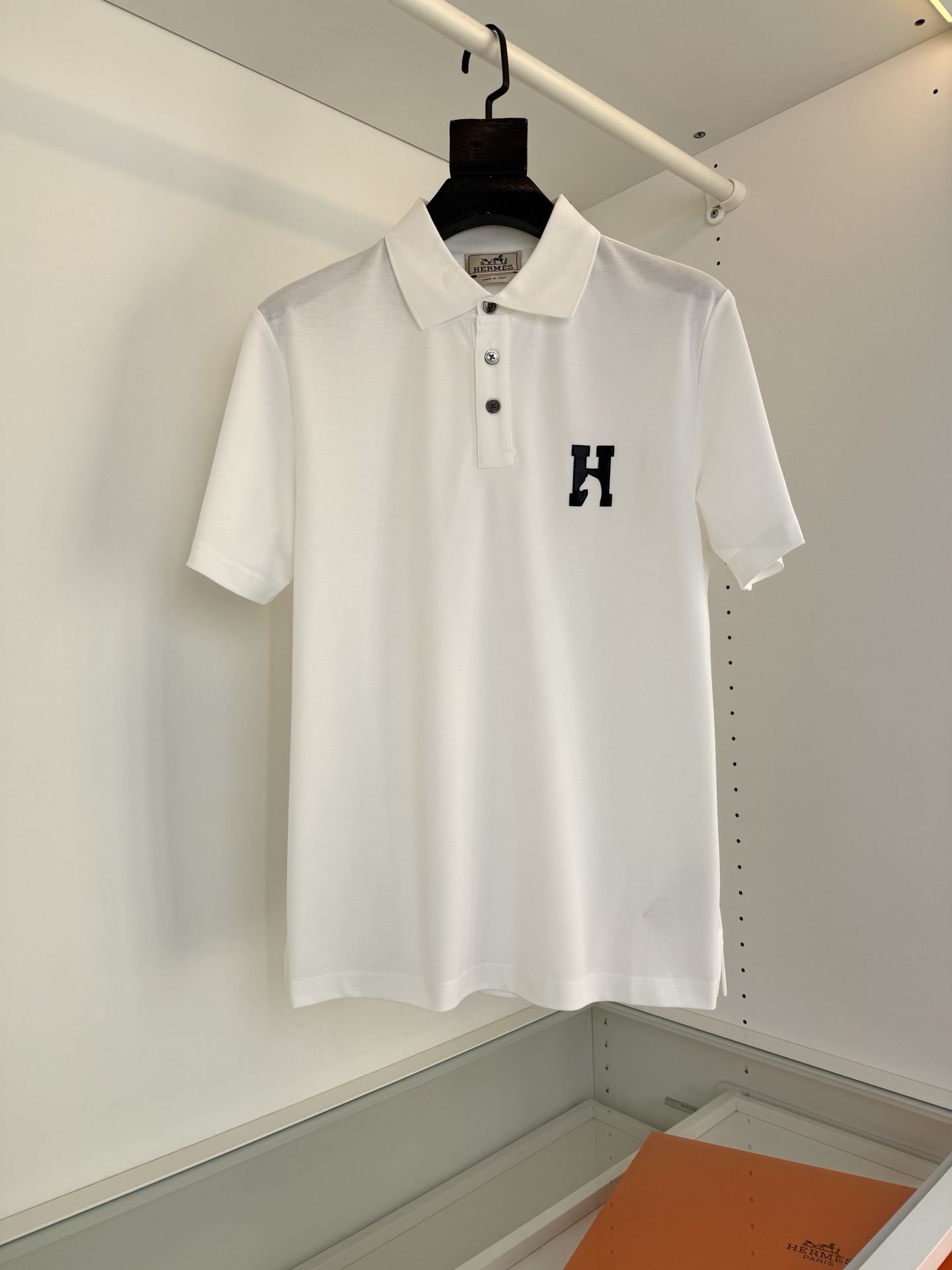 NO:743296,The highest version on the market, the girl will inspect the goods, trim the three marks on the threads, and ship the goods. You can post pictures and take videos. If you want quality and service, please add me on WeChat. We will not accept urgent orders. He*mès 2026 spring and summer business casual men's short-sleeved POLO shirt. H patchwork leather embellishment themed embroidery design. A must-have style for the wardrobe. Three-button lapel style. Light business casual design allows you to easily control different occasions.  Fitted version, the fabric is made of pure cotton fine Judy material, the surface has a warm luster. The upper body is high-end, comfortable, skin-friendly, breathable, and practical for daily commuting and leisure. Full product photo order color black white orange size M-3XL try on 172-148 to wear XL, Hermès-clothing, hermes, T-shirt,19860909市面最高版本小妹验货、修剪线头上三标、发货可发图及拍视频,要品质要服务的加我微信,不接急单. 爱*仕(He*mès) 2026春夏商务休闲男士短袖POLO衫. H拼皮点缀主题刺绣设计 .衣橱必备的款式 三粒扣翻领款式 轻商务休闲设计 让您轻松驾驭不同场合. 合体的版型,面料采用全棉细朱迪材质,表面有着温润的光泽感 上身高档的同时 舒适,亲肤,透气好,平时通勤休闲都很实穿的一款 全品相订单 颜色黑色 白色 橙色 码数 M-3XL 试穿172-148穿XL合适,爱马仕-服装,hermes,T-shirt,,Women's clothing