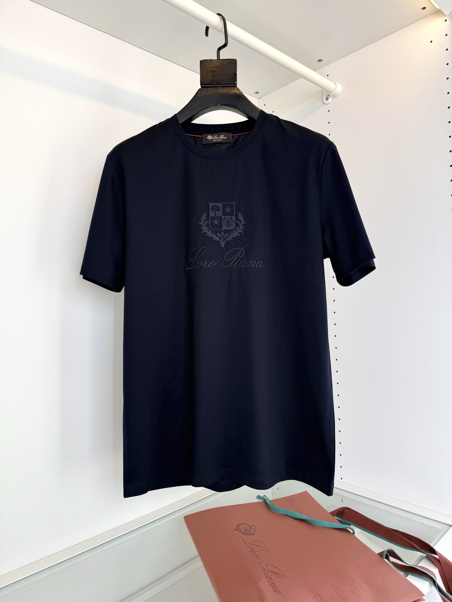 NO:743264,The highest version on the market, the girl inspects the goods, trims the three marks on the threads, and delivers the goods. You can send pictures and videos. If you want quality and service, add me on WeChat. We will not accept urgent orders. Lo*ro Pi*na Nuo u Pianya 2026 Spring and Summer Logo-themed embroidered round neck short-sleeved T-shirt, classic style. The logo LOGO design is presented using embroidery technology. Imported Behringer embroidery machine embroidery. Master craftsman with more than ten years of plate making. Every stitch is very delicate. Look at the details. The pattern is fine and textured.  Fitted tailoring. The collar slightly fits the neck, making the overall upper body look more youthful and fashionable. The fabric is made of mercerized cotton. The surface has a warm luster. It is skin-friendly, breathable and has a good sense of stiffness. Color Black White Size M-3XL Try on 172-148 to wear L slim fit, men's clothing, T-shirt, tees, t-shirt,19860909市面最高版本小妹验货、修剪线头上三标、发货可发图及拍视频,要品质要服务的加我微信,不接急单. Lo*ro Pi*na诺 u翩雅 2026春夏 标志主题刺绣圆领短袖T恤衫,经典款 标志LOGO设计采用刺绣工艺来呈现 进口百灵达绣花机刺绣.十几年的老师傅 制版 一针一线非常精致 看细节 图案精细而显质感 合体的剪裁 领口微微贴合颈部,让整体上身更显年轻时尚 , 面料采用丝光棉的材质 表面有着温润的光泽感 亲肤 透气 又有很好的挺括感 颜色 黑色 白色 码数M-3XL 试穿172-148穿L修身感,男装,T-shirt,tees，t-shirt,,Women's clothing