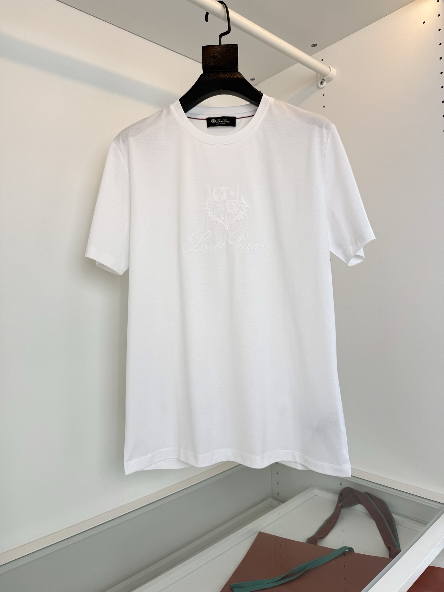 NO:743266,The highest version on the market, the girl inspects the goods, trims the three marks on the threads, and delivers the goods. You can send pictures and videos. If you want quality and service, add me on WeChat. We will not accept urgent orders. Lo*ro Pi*na Nuo u Pianya 2026 Spring and Summer Logo-themed embroidered round neck short-sleeved T-shirt, classic style. The logo LOGO design is presented using embroidery technology. Imported Behringer embroidery machine embroidery. Master craftsman with more than ten years of plate making. Every stitch is very delicate. Look at the details. The pattern is fine and textured.  Fitted tailoring. The collar slightly fits the neck, making the overall upper body look more youthful and fashionable. The fabric is made of mercerized cotton. The surface has a warm luster. It is skin-friendly, breathable and has a good stiff feeling. Color: black, blue, gray, white. Size: M-319860909市面最高版本小妹验货、修剪线头上三标、发货可发图及拍视频,要品质要服务的加我微信,不接急单. Lo*ro Pi*na诺 u翩雅 2026春夏 标志主题刺绣圆领短袖T恤衫,经典款 标志LOGO设计采用刺绣工艺来呈现 进口百灵达绣花机刺绣.十几年的老师傅 制版 一针一线非常精致 看细节 图案精细而显质感 合体的剪裁 领口微微贴合颈部,让整体上身更显年轻时尚 , 面料采用丝光棉的材质 表面有着温润的光泽感 亲肤 透气 又有很好的挺括感 颜色 黑色 蓝色 灰色 白色 码数M-3XL 试穿172-148穿L合适,男装,T-shirt,tees，t-shirt,,Women's clothing