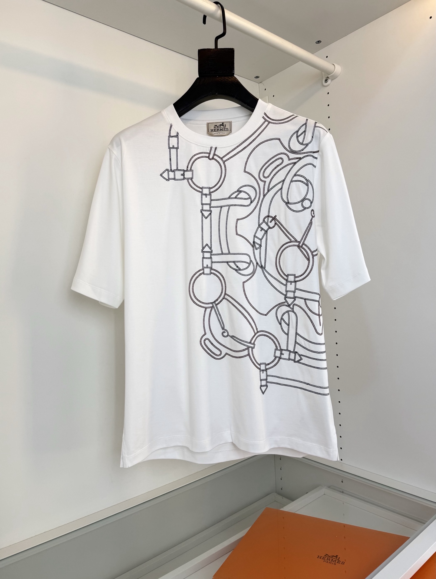 NO:743273,The highest version on the market, the girl will inspect the goods, trim the three marks on the threads, and deliver the goods. You can post pictures and take videos. If you want quality or service, please add me on WeChat. We will not accept urgent orders. He*mès 2026 Spring and Summer, cabinets are on sale!  'Golden Spurs' micro-wide round-neck short-sleeved T-shirt. The theme design is presented with geometric antennas and gold spurs graphics combined with patch embroidery technology. The upper body is fashionable and gives a modern atmosphere. The original slightly wide cut, the collar slightly fits the neck, making the overall upper body more youthful and fashionable. Before cutting, the fabric is strictly in accordance with the standard of 5 washes before dyeing, and the shrinkage rate is controlled within 2.  The fabric is made of custom-woven high-weight pure cotton, with a warm luster on the surface. The upper body is comfortable and smooth, high-end, skin-friendly, breathable, and has a good stiffness. Color Black Gray White Size M-319860909市面最高版本小妹验货、修剪线头上三标、发货可发图及拍视频,要品质要服务的加我微信,不接急单. 爱*仕(He*mès) 2026春夏,柜在售！ 金质马刺” 微阔圆领短袖T恤衫 以几何天线 金质马刺 图形结合贴布刺绣的工艺来呈现主题设计 上身时尚而赋予现代气息感 原版微阔的剪裁,领口微微贴合颈部,让整体上身更显年轻时尚 , 面料在裁剪前,严格按照染色前5次 洗水的标准, 将缩水率控制在2内, 面料采用客供定织高克重纯棉质地,表面有着温润的光泽感,上身舒适顺滑,显高档 亲肤 透气,又有很好挺括感 颜色 黑色 灰色 白色码数M-3XL 试穿172-148 穿L码合适,爱马仕-服装,hermes,T-shirt,tees，t-shirt,,Women's clothing