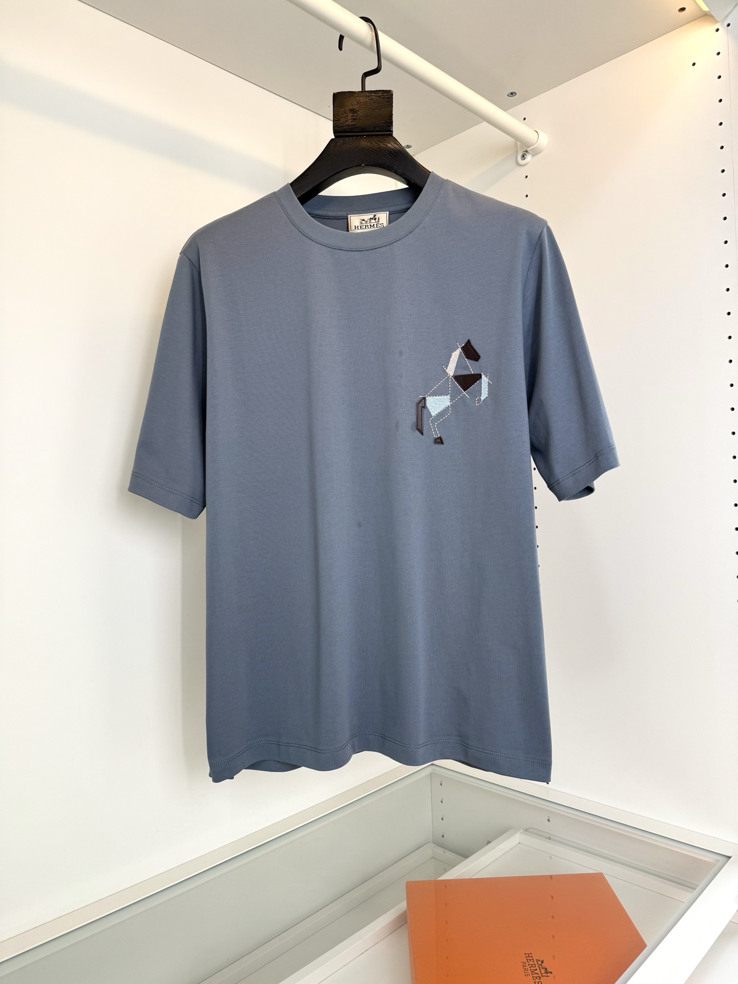 NO:785816,He*mès 2026 Spring and Summer 'Cheval tangram slightly wide round neck short-sleeved T-shirt. The latest horse-themed graphic design is embellished with embroidery combined with patchwork details. The upper body is fashionable and gives a modern atmosphere. The original slightly wide cut, the collar slightly fits the neck, making the overall upper body more youthful and fashionable. Before cutting, the fabric is strictly in accordance with the standard of 5 washes before dyeing, and the shrinkage rate is controlled within 2.  The fabric is made of custom-woven high-weight pure cotton, with a warm luster on the surface. The upper body is comfortable and smooth, high-end, skin-friendly, breathable, and has a good stiffness. Color Black Dark Color code M-319860909爱*仕(He*mès) 2026春夏“Cheval tangram微阔圆领短袖T恤衫 最新马的主题图形设计 以刺绣结合拼皮的细节点缀 上身时尚而赋予现代气息感 原版微阔的剪裁,领口微微贴合颈部,让整体上身更显年轻时尚 , 面料在裁剪前,严格按照染色前5次 洗水的标准, 将缩水率控制在2内, 面料采用客供定织高克重纯棉质地,表面有着温润的光泽感,上身舒适顺滑,显高档 亲肤 透气,又有很好挺括感 颜色 黑色 深色 彩色码数M-3XL 试穿172-148 穿L码合适,爱马仕-服装,hermes,T-shirt,tees，t-shirt,,Women's clothing