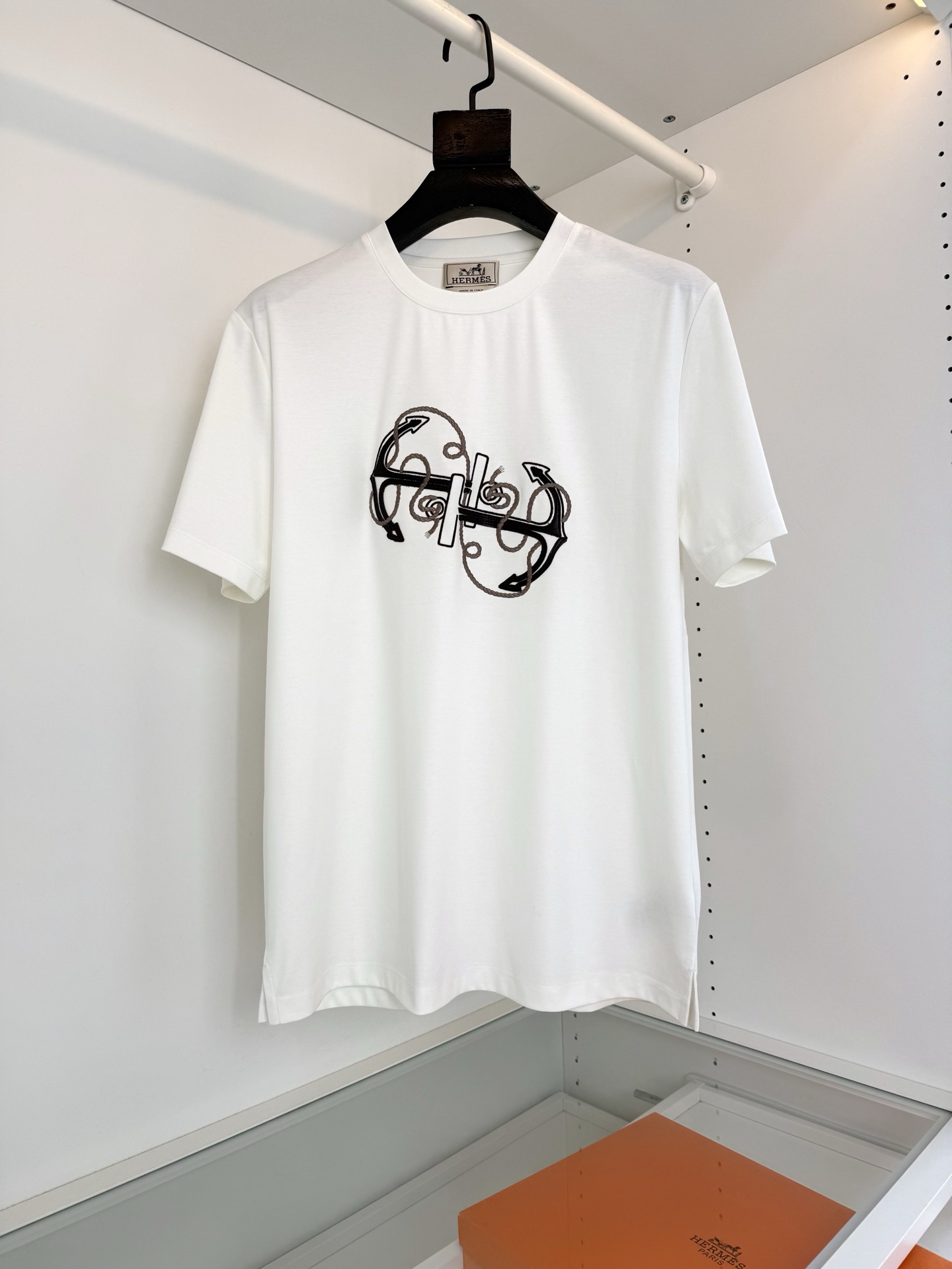 NO:743270,The highest version on the market, the girl inspects the goods, trims the three marks on the threads, and delivers the goods. You can send pictures and take videos. If you want quality or service, add me on WeChat. We will not accept urgent orders. He*mès 2026 Spring and Summer Ancre en H embroidered round neck short-sleeved T-shirt, the new pattern Ancre en H (H-shaped anchor theme) theme echoes the genes of the H family's nautical culture and is presented with embroidery patchwork technology  Imported Behringer embroidery machine embroidery. Master craftsman with more than ten years of plate making. Every stitch is very delicate. Look at the details. The pattern is fine and textured. Fitted tailoring. The hem is slit. The neckline slightly fits the neck, making the overall upper body more youthful and fashionable. The fabric is made of mercerized cotton. The surface has a warm luster. It is skin-friendly, breathable and has a good sense of stiffness. Color: black, gray, white. Size: M-3XL  Try on 172-148 to wear L slim fit, Hermes-clothing, hermes, T-shirt, tees, t-shirt,19860909市面最高版本小妹验货、修剪线头上三标、发货可发图及拍视频,要品质要服务的加我微信,不接急单. 爱*仕(He*mès) 2026春夏 Ancre en H刺绣圆领短袖T恤衫,新图型 Ancre en H（H型锚主题）主题呼应H家航海文化的基因 采用刺绣拼皮工艺来呈现 进口百灵达绣花机刺绣.十几年的老师傅 制版 一针一线非常精致 看细节 图案精细而显质感 合体的剪裁 下摆开叉 领口微微贴合颈部,让整体上身更显年轻时尚 , 面料采用丝光棉的材质 表面有着温润的光泽感 亲肤 透气 又有很好的挺括感 颜色 黑色 灰色 白色 码数M-3XL 试穿172-148穿L修身感,爱马仕-服装,hermes,T-shirt,tees，t-shirt,,Women's clothing