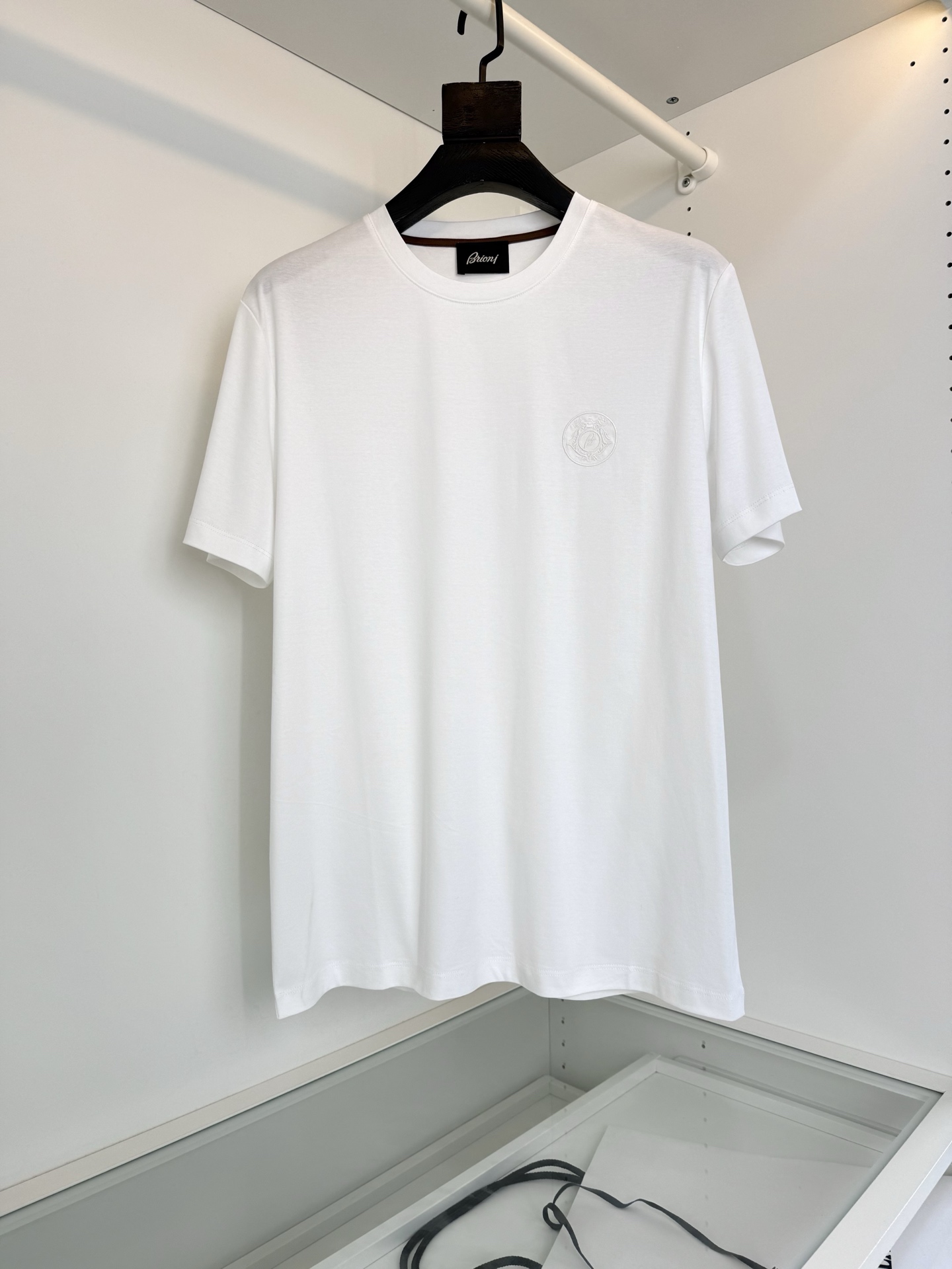 NO:785809,Brioni Brioni 2026 spring and summer cabinets are on sale!  Business commuting, classic round neck short-sleeved T-shirt. It is also one of the preferred brands for many celebrities and dignitaries. It is famous for its fine workmanship and fabrics. This year's latest classic 100-style round neck T-shirt has a fitted tailoring with logo embroidery on the chest to highlight the details. The fabric is made of high-count and high-density mercerized cotton. The surface has a warm luster. Upper body. Skin-friendly. Breathable. Comfortable and stylish. Full product order. Color Blue White  Size M-319860909Brioni 布里奥尼 2026春夏 柜在售！商务通勤 经典款 圆领短袖T恤衫 他家也是众多明星与政要的首选品牌之一 以精细的做工与面料闻名 这款今年最新的经典百款款圆领T恤衫 合体的剪裁胸口标志刺绣点缀 彰显细节 面料采用高支高密的丝光棉材质 表面有着温润的光泽感 上身 亲肤 透气 舒适有型 全品相订单 颜色 蓝色 白色 码数M-3XL试穿172-148穿L码修身感,男装,T-shirt,tees，t-shirt,,Women's clothing
