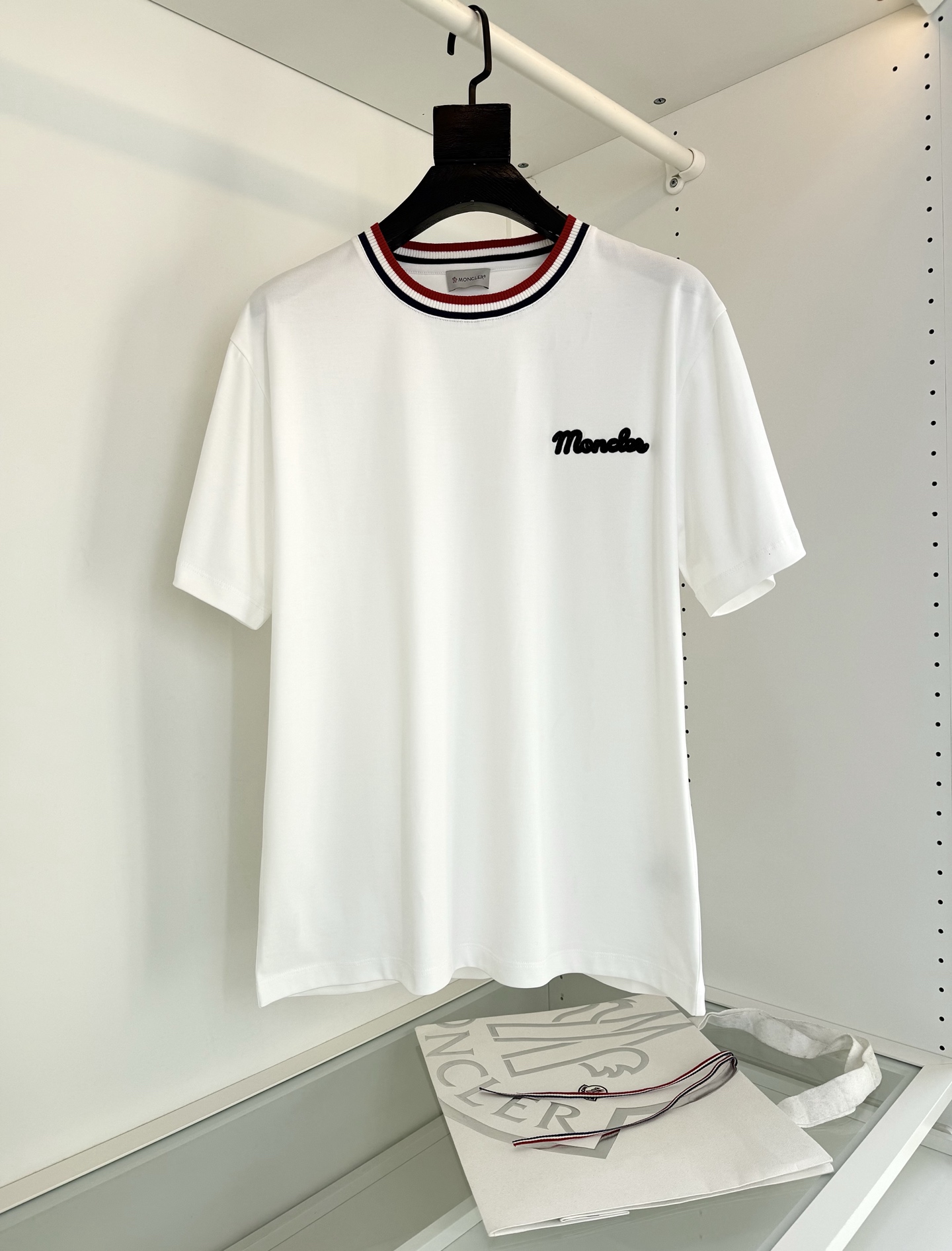 NO:743283,The highest version on the market, the girl inspects the goods, trims the three marks on the threads, and delivers the goods. You can send pictures and videos. If you want quality and service, add me on WeChat. We will not accept urgent orders. MON**ER 2026 Spring and Summer New Classic Round Neck Short Sleeve T-shirt. The collar is designed with knitted red, white and blue, which is very bright. The upper body is fashionable and detailed. The nameplate embroidery on the chest and shoulders is embellished to highlight the brand details. Simple outline, neat tailoring and deconstructed design make the upper body more comfortable.  Fashionable and stylish. Custom-made fabrics, 100 long-staple cotton, high count, skin-friendly, breathable, crisp and stylish upper body. Color: black, white. Size: M-319860909市面最高版本小妹验货、修剪线头上三标、发货可发图及拍视频,要品质要服务的加我微信,不接急单. 蒙**口MON**ER 2026春夏新款 经典款圆领短袖T恤 领部的采用针织红白蓝设计 很有亮点 上身时尚而有细节 胸口与肩部铭牌刺绣点缀 凸显品牌细节 简洁的轮廓、利落的剪裁和解构主义的设计,让上身 时尚有型 客供订织的面料,成分100长绒棉,支数高 亲肤 透气 上身挺括有型 颜色 黑色 白色 码数M-3XL 试穿172-148穿L合适,蒙口-服装,Moncler,T-shirt,tees，t-shirt,,Women's clothing