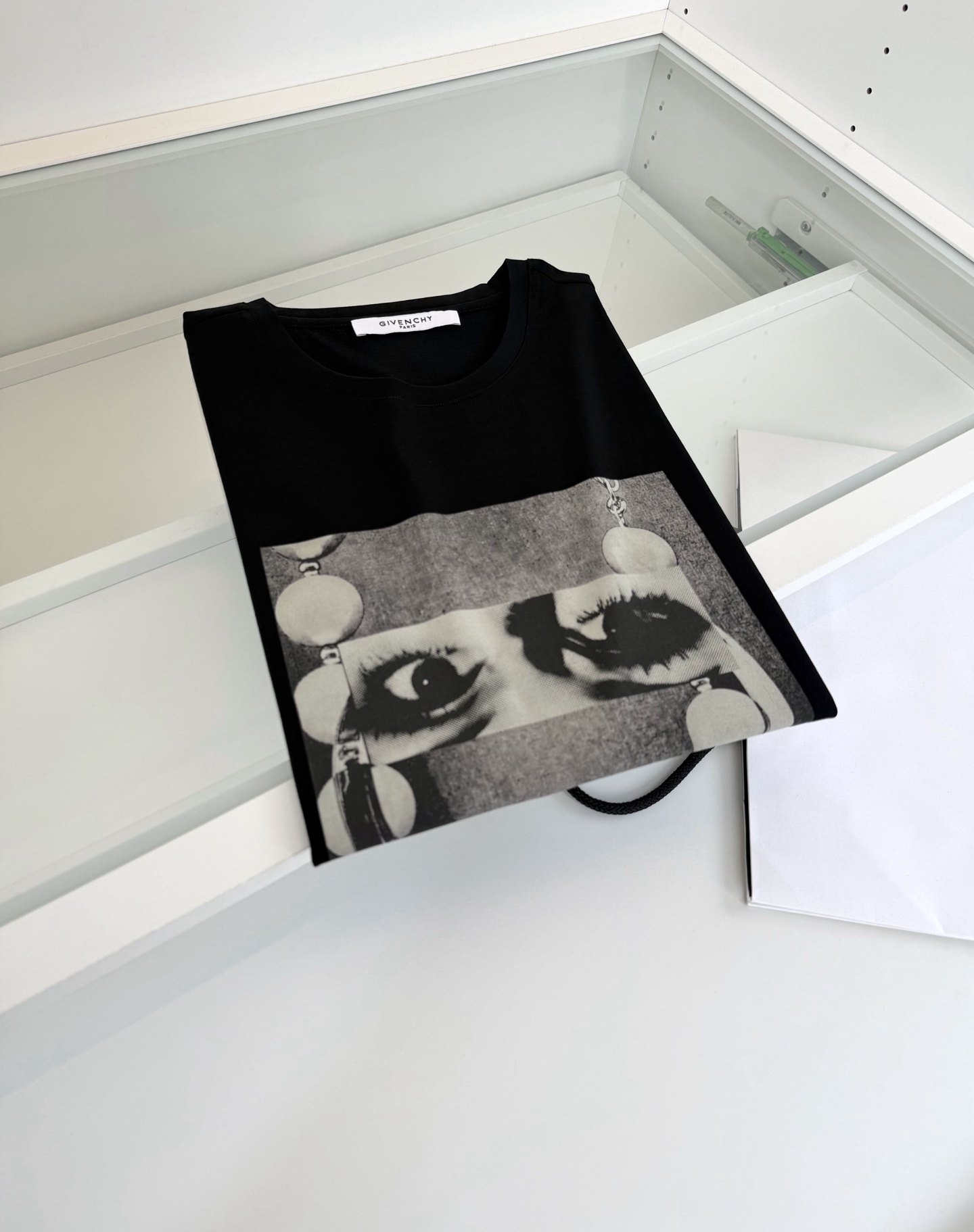 GI***CHY纪*希 2026春夏！柜在售。纪家迷必入推荐！艺术彩拔印花圆领短袖T恤 印花是Sarah