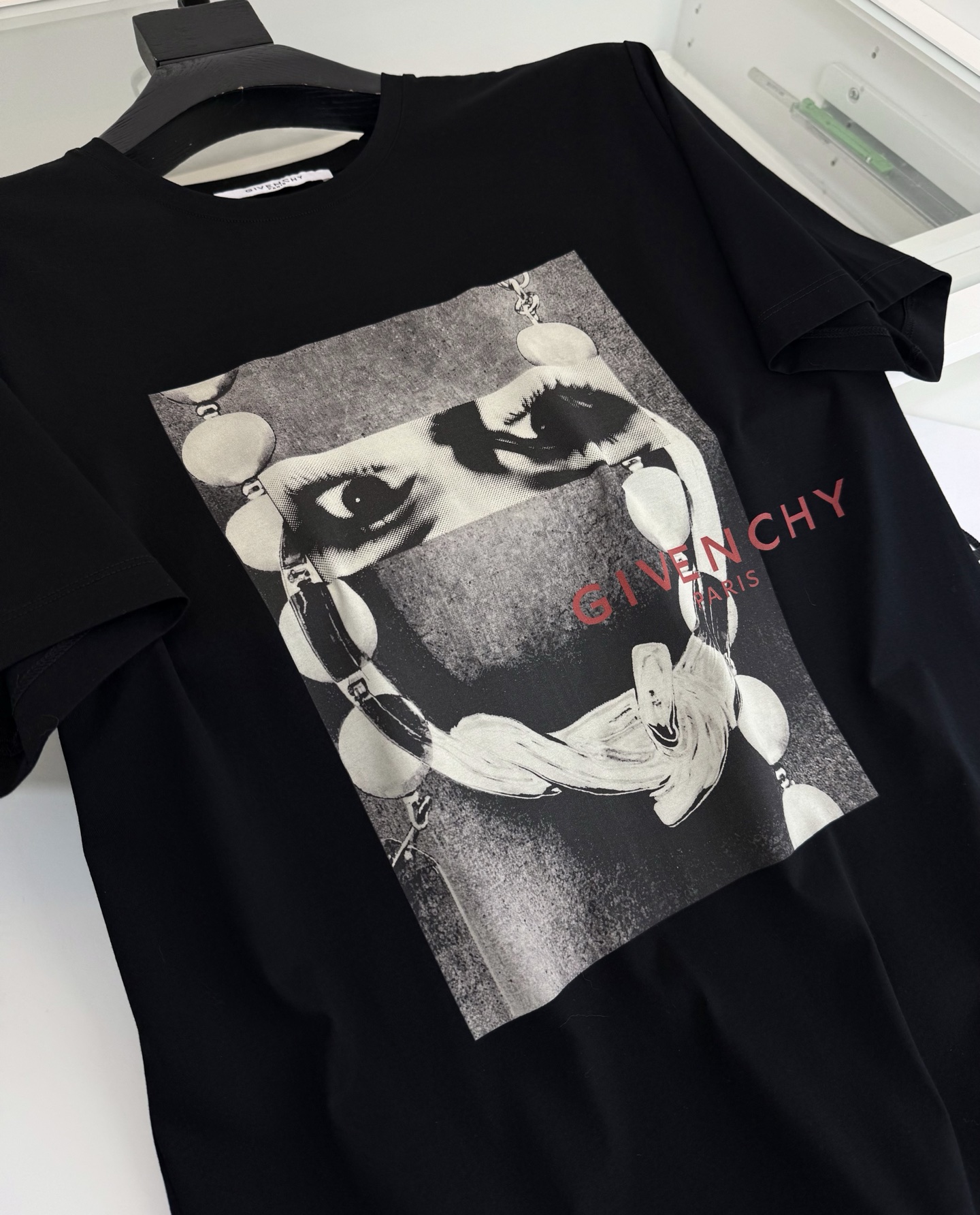 GI***CHY纪*希 2026春夏！柜在售。纪家迷必入推荐！艺术彩拔印花圆领短袖T恤 印花是Sarah