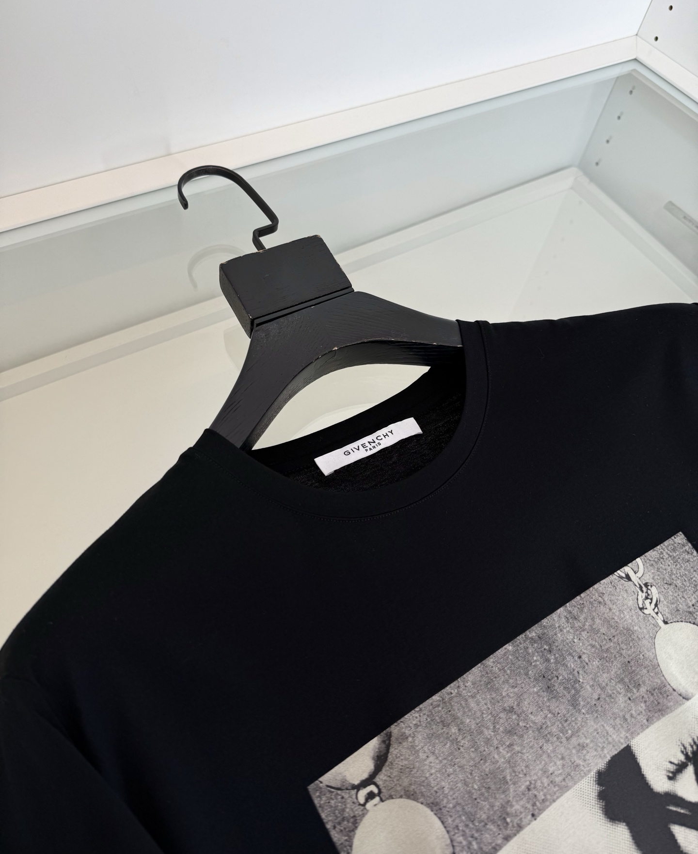 GI***CHY纪*希 2026春夏！柜在售。纪家迷必入推荐！艺术彩拔印花圆领短袖T恤 印花是Sarah