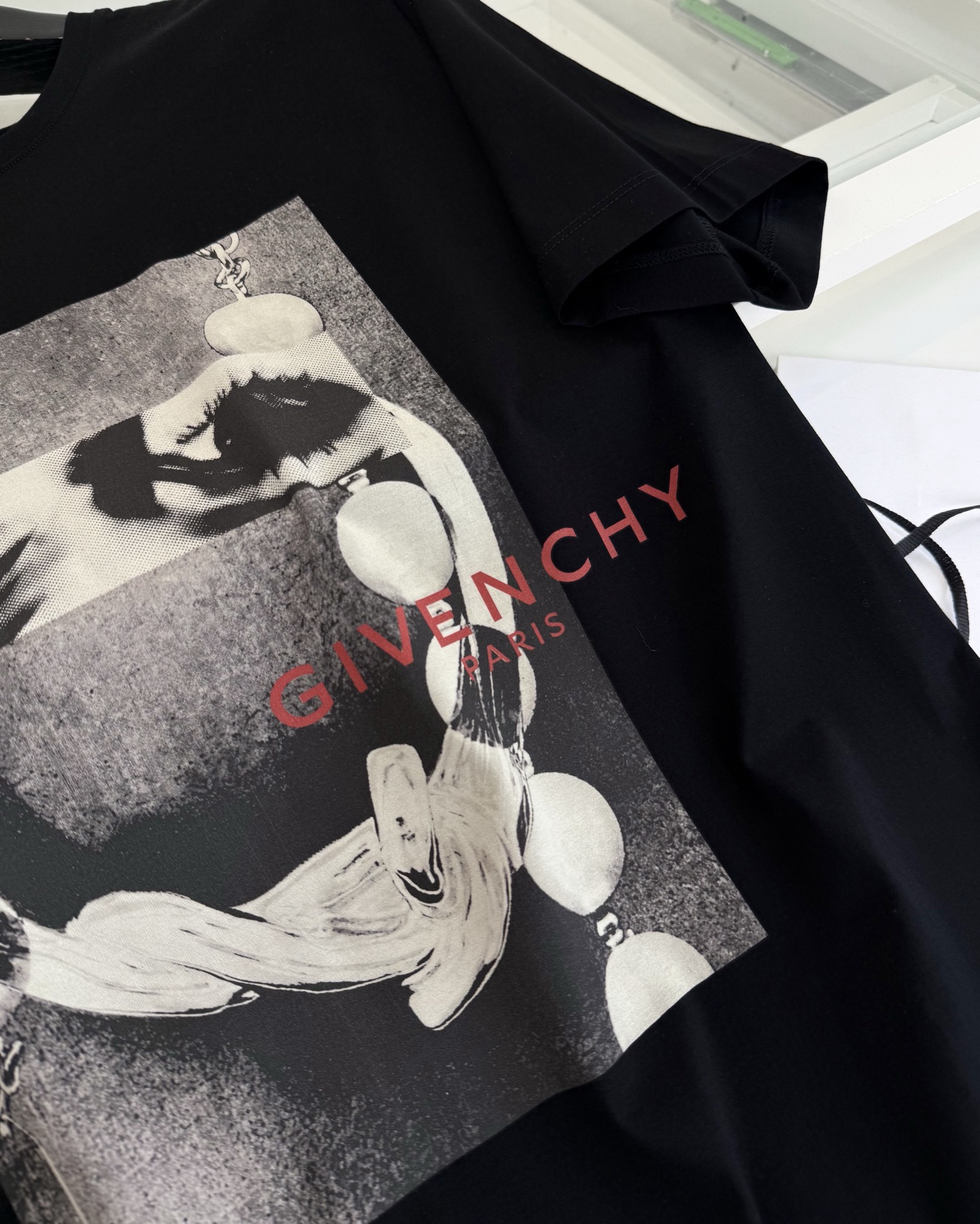 GI***CHY纪*希 2026春夏！柜在售。纪家迷必入推荐！艺术彩拔印花圆领短袖T恤 印花是Sarah