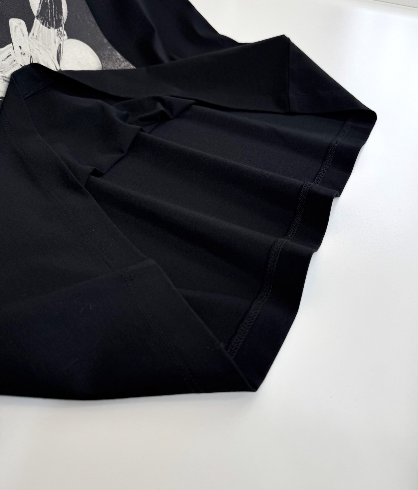 GI***CHY纪*希 2026春夏！柜在售。纪家迷必入推荐！艺术彩拔印花圆领短袖T恤 印花是Sarah